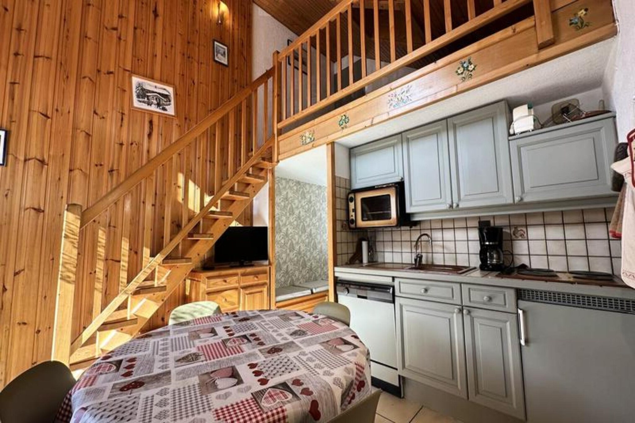 This cozy duplex apartment offers comfortable accommodation for up to four guests, making it perfect for a family holiday. Located on the third floor of the HERMINE I residence, it features two bedrooms, a double bed, and two single beds. The apartment is non-smoking and pet-free, ensuring a clean and comfortable environment for all guests. For added convenience, the apartment provides heating to keep the space warm and cozy during colder months.

Situated in the charming village of Morillon, the apartment is just 500 meters from the gondola station, offering easy access to the ski area. Guests can explore nearby shops, cafes, and markets, perfect for stocking up on essentials or enjoying local treats. The area is also served by a ski bus, making transportation to the slopes convenient and hassle-free. With its central location, this residence offers a perfect balance of tranquility and proximity to all the amenities Morillon has to offer.

The apartment features a well-equipped kitchen with essential appliances, a bathroom with a shower, and a separate toilet. The living area is comfortable, with a dining table and a cozy seating area to relax after a day of skiing or exploring. With 40m² of space, including a 12m² mezzanine, this apartment provides the perfect home base for your mountain retreat.