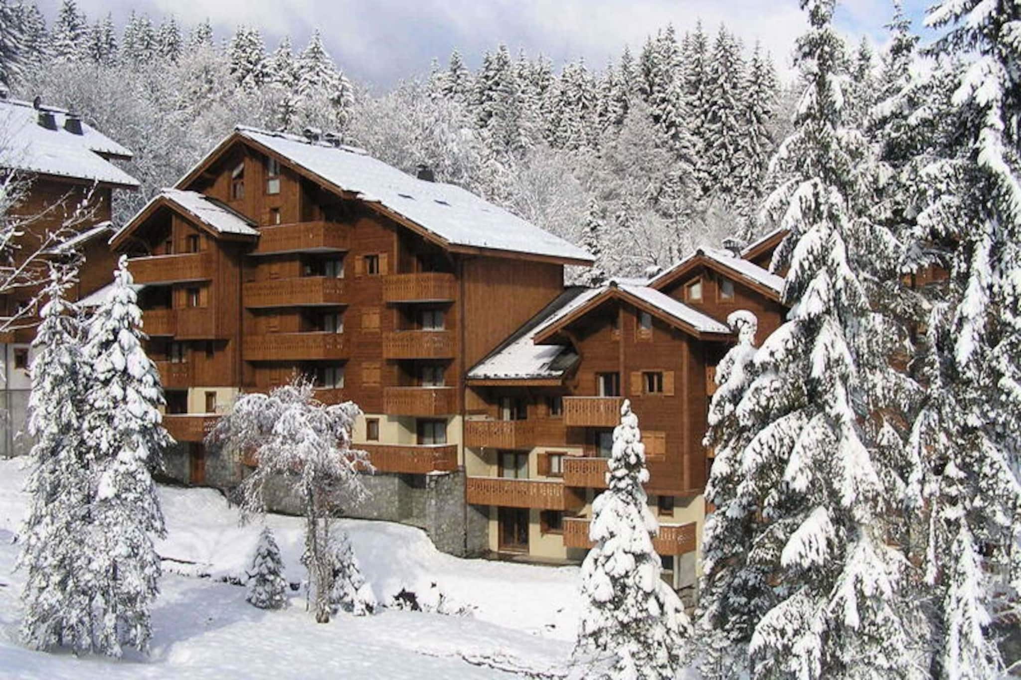 This 110 m² apartment in Morillon 1100 accommodates up to 10 guests, offering a cozy, mountain-inspired ambiance. It features four bedrooms, including two en suite rooms, and a mezzanine with a sofa bed. The apartment is non-smoking and pet-free, with all bedding provided. Convenient amenities include Wi-Fi, a vacuum cleaner, and a ski locker located in building E.

The residence, with its authentic "mountain" architecture, is located at the foot of the Morillon and Grand-Massif slopes, offering easy access to skiing and snowboarding. The village is nearby, with cafes, shops, and restaurants, perfect for aprטs-ski or exploring the region’s outdoor activities. 

The fully equipped kitchen includes a fridge, ceramic hob, dishwasher, oven, microwave, and coffee makers (filter and SENSEO), as well as raclette and fondue machines. Two bathrooms, one with a bathtub, and a separate toilet ensure comfort. A washing machine and dryer are located in the second-level bathroom. Relax on the south/east-facing balcony with beautiful mountain views.
