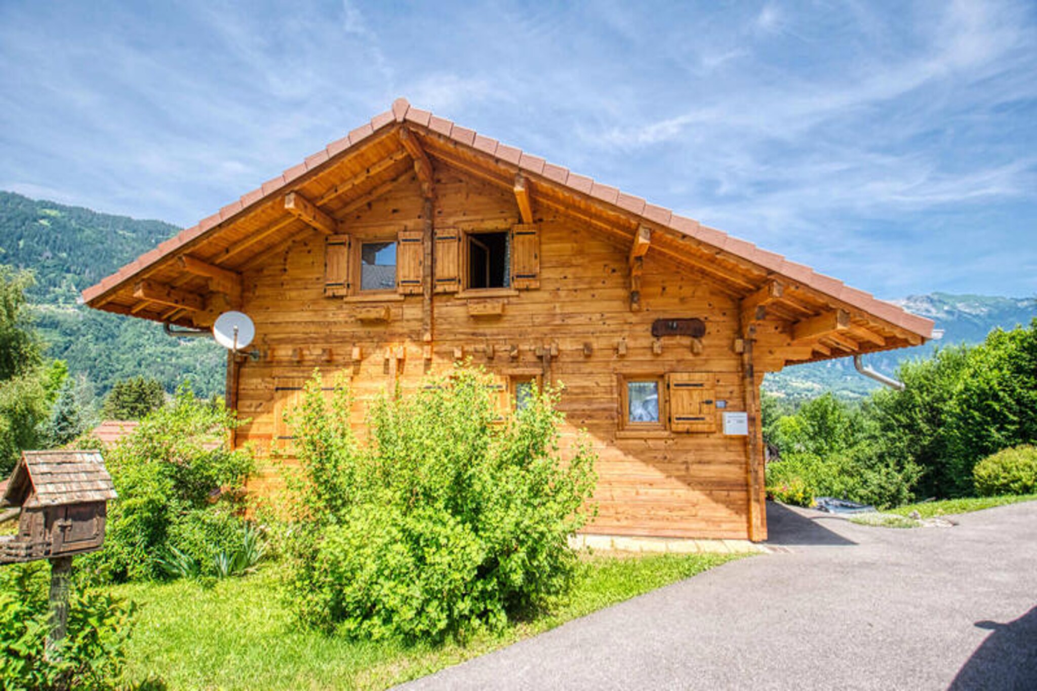 This renovated chalet offers a cozy stay for up to eight guests with four bedrooms, including two with a 160 cm bed and two with a 90 cm bed. It is pet-friendly with an additional fee and features two bathrooms, one with a toilet, and an extra toilet for convenience. The living room has two sofas, a TV, and Wi-Fi. After a day of outdoor activities, unwind in the private jacuzzi, perfect for four people.
Located in a quiet area of Morillon, the chalet is 1.8 km from the gondola and village center. A ski bus stop is 500 meters away, offering easy access to the slopes. In the summer, guests can explore the area with hiking and cycling. The chalet also has a bicycle room, and guests can enjoy the terrace with garden furniture and a charcoal barbecue.
The fully equipped kitchen includes an oven, microwave, dishwasher, ceramic hob, Nespresso machine, kettle, and toaster. A laundry room with a washing machine and dryer adds convenience. The chalet also offers a ski locker with heated racks and a carport for parking, ensuring a comfortable stay year-round.