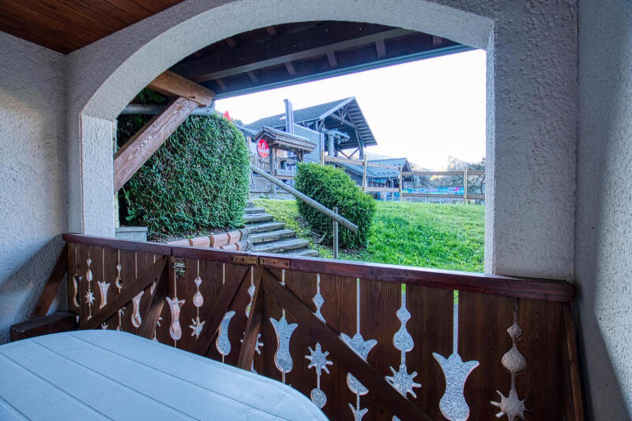 Enjoy a cozy and comfortable stay in this ground-floor apartment located in a charming alpine residence near the gondola square. Perfect for up to four guests, the apartment features a well-appointed bedroom with a double bed (140x190 cm), a sleeping area with a fold-down bunk bed (80x180 cm), and a living room with a TV. The west-facing terrace provides a relaxing spot with garden furniture, ideal for enjoying views of the parking area and gondola. Please note that pets are not allowed, and the property is a non-smoking space.
This apartment’s prime location offers easy access to skiing and the charming Morillon village. Situated at the foot of the red Doïna return slope (snow permitting), it allows ski-in access. The gondola and local amenities, including shops, restaurants, and cafes, are just steps away. Explore nearby markets and indulge in regional delights while enjoying the stunning alpine surroundings.
The apartment includes a fully equipped kitchen with a TOP refrigerator, electric hobs, an oven, microwave, and a washing machine. Additional conveniences such as a vacuum cleaner, iron, and ironing board are provided. The bathroom features a bathtub for unwinding after a day of adventure. A dedicated garage is available for bicycles and ski storage, ensuring your gear is safely stored during your stay.