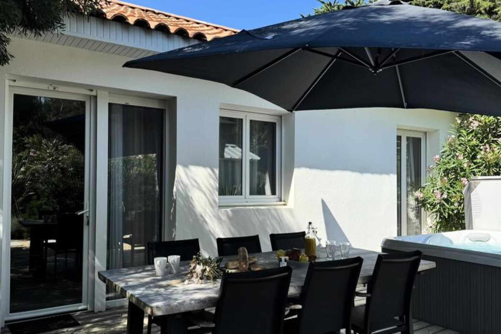 This charming 60m² holiday home, decorated in a California theme, accommodates up to 6 people. It features two bedrooms with double beds, and a convertible sofa bed in the living room for additional sleeping space. The property is pet-friendly, welcoming pets under 25 kg, and offers a private spa for ultimate relaxation. The space is non-smoking, with a serene garden and wooden terrace, complete with garden furniture, a parasol, and a barbecue or electric plancha.
Nestled in the heart of the Pays-de-Monts National Forest, the property is just a few minutes' drive from the beach. Guests can explore the surrounding area by bike, with numerous cycle paths winding through the forest. The location is ideal for nature lovers, with easy access to local cafes, shops, and markets. The nearby beach provides a perfect spot for sunbathing and enjoying the ocean.
The house includes a fully equipped kitchen with a fridge-freezer, microwave, oven, ceramic hob, and coffee maker, along with all necessary crockery. The bathroom is well-appointed, and the property also features a washing machine, hair dryer, and ironing board. Guests can enjoy the convenience of TV with TNT channels, and the private spa is available upon request for a relaxing experience.