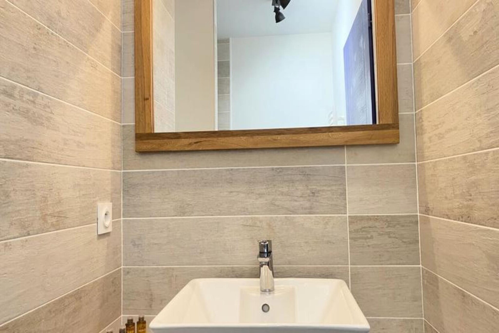 This 65m² holiday home, decorated with an Indian theme, can accommodate up to 8 guests. The accommodation includes three bedrooms with double beds, and a convertible sofa bed in the living room for additional sleeping space. The property is pet-friendly, accepting pets under 25kg for an extra charge. A private terrace provides a peaceful space to unwind, with garden furniture, an outdoor table and chairs, and a barbecue or electric plancha for outdoor meals. Pets are welcome for an additional fee, but the property is non-smoking.
Located in the heart of the Pays-de-Monts national forest, the property is just minutes from the beach. Guests can explore the surrounding cycle paths, perfect for cycling or walking. A range of cafes, local shops, and markets are easily accessible for a true taste of the region. The nearby natural beauty ensures a relaxing and enjoyable stay.
Inside, the fully equipped kitchen includes a fridge-freezer, dishwasher, oven, microwave, and coffee maker. The living area has a television and a hairdryer, while a washing machine, ironing board, and iron are also provided. The private 6-seater spa is available for an additional fee, offering extra relaxation during your stay. Optional cleaning services are available, and a baby kit can be requested for an additional charge.
