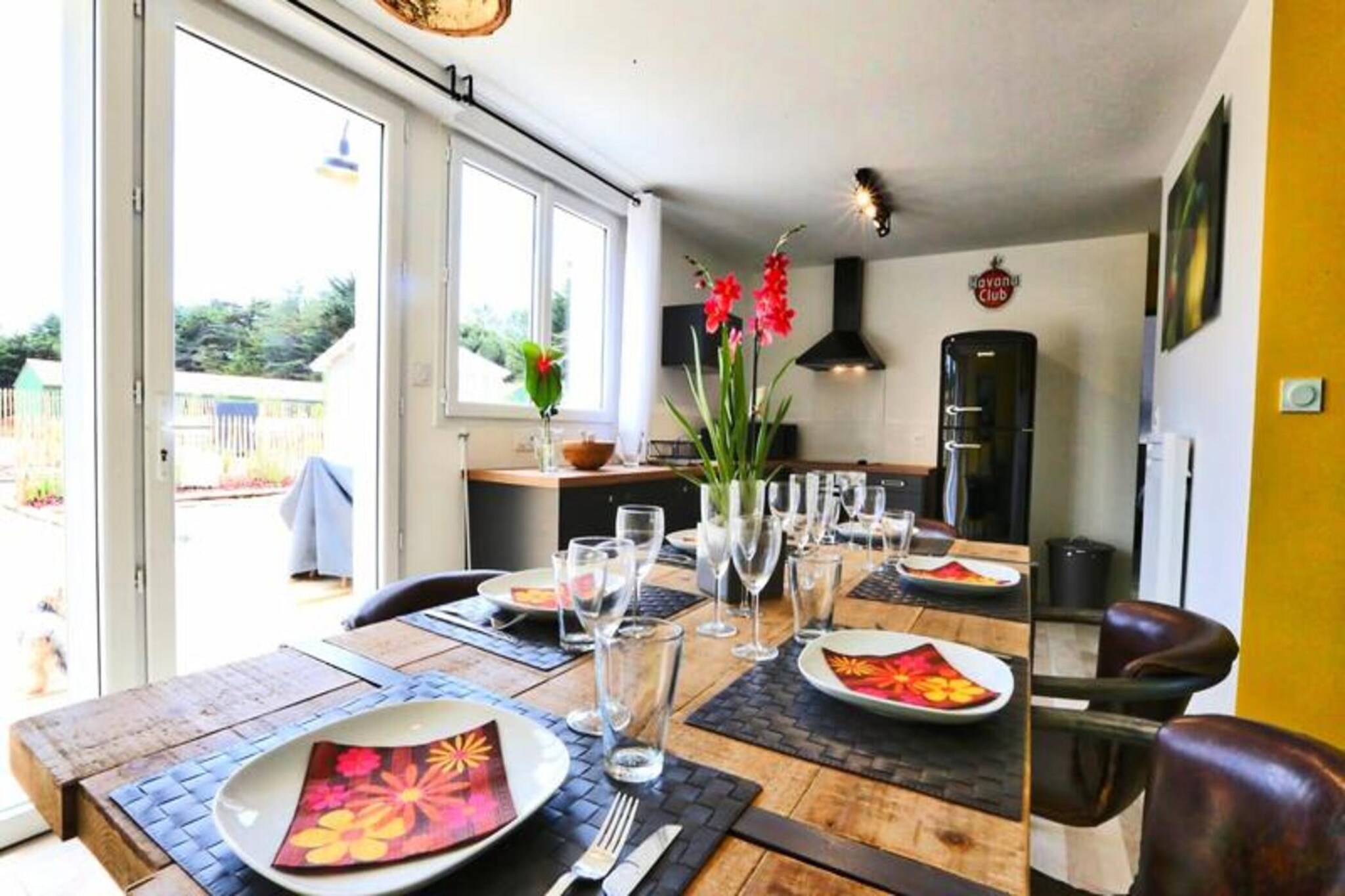 Nestled in the heart of the forest, this 50m² apartment, designed with a vibrant Cuban theme, offers a peaceful escape for up to 6 people. It features two bedrooms with double beds, and a convertible double sofa bed in the living room for extra sleeping space. The apartment is pet-friendly (for pets under 25kg and non-noisy, with a €15 fee). A private terrace provides a serene outdoor space, complete with garden furniture, an outdoor table and chairs, a parasol, and a barbecue or electric plancha. A private 6-seater spa is available for an additional cost of €40 for the duration of your stay.
Located just a few minutes from the beach and surrounded by the Pays-de-Monts national forest, the property offers easy access to a variety of outdoor activities. Guests can explore the numerous cycle paths surrounding the Domaine, perfect for nature walks and cycling tours. The area’s cafיs, markets, and local attractions ensure there’s plenty to discover in the vibrant surroundings.
The apartment features a fully equipped kitchen with a fridge-freezer, oven, microwave, dishwasher, coffee maker, and all necessary utensils for meal preparation. The living room includes a television with TNT channels. Additional amenities include a washing machine, hair dryer, and ironing board. Bed linens are provided, but towel rental is available for €5 per person. Optional services like end-of-stay cleaning (€85) or mid-stay cleaning (€39) are available. A baby kit can be requested for €15.