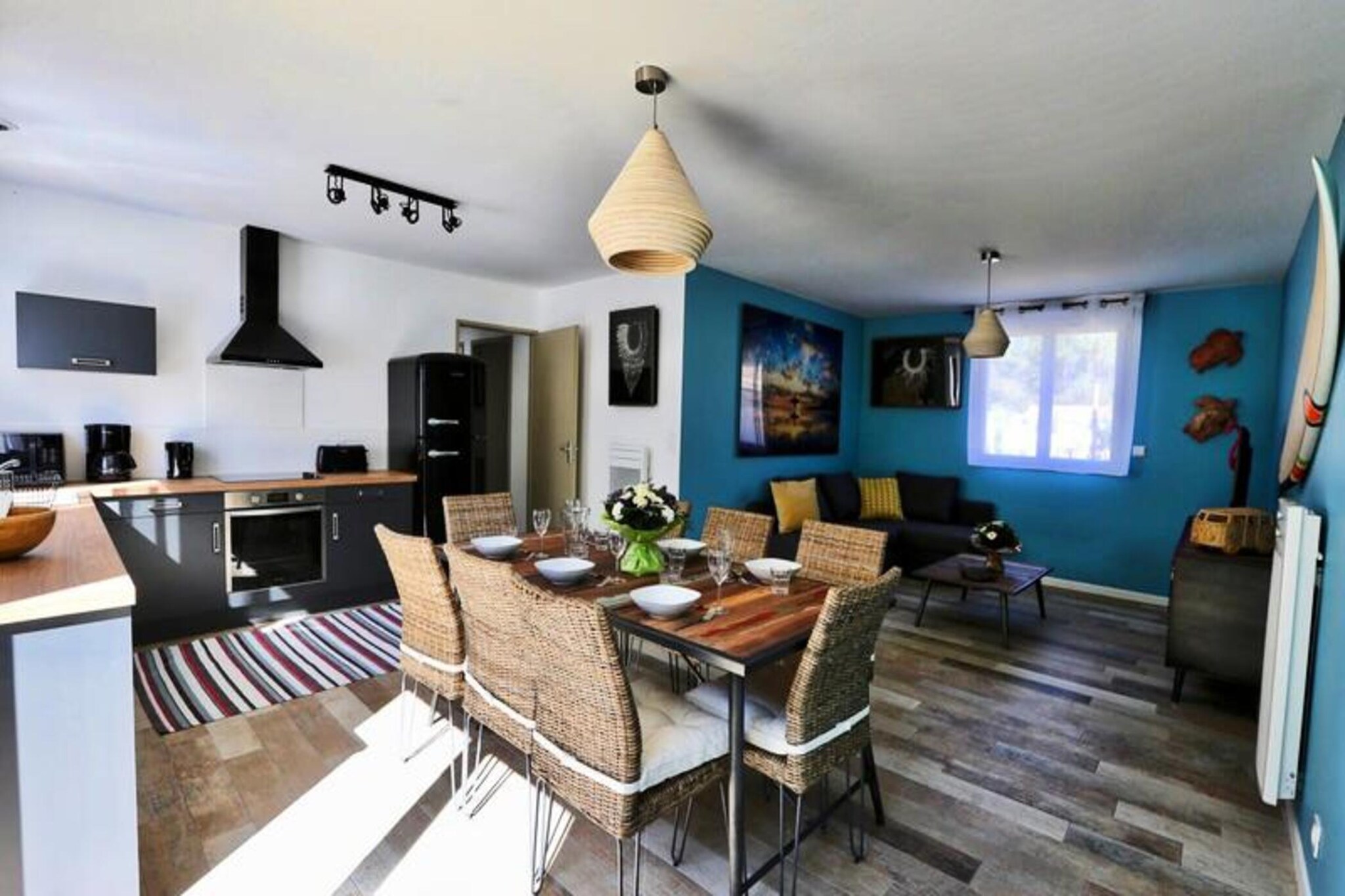 This charming holiday home, nestled in the heart of a forest, offers a peaceful retreat for up to 8 guests. The property features three cozy bedrooms with double beds, and a convertible double sofa bed in the living room for extra sleeping space. It is pet-friendly, welcoming small dogs (up to 25kg) for a small fee. The home is equipped with essential amenities such as a washing machine, hair dryer, iron, and a TV with TNT channels. Bed linens are provided, while towels can be rented for an additional cost.
Located just a few minutes from the beach, this property is perfectly situated for outdoor enthusiasts. The area offers numerous cycle paths and easy access to the Pays-de-Monts National Forest, ideal for leisurely walks or bike rides. You’ll also find plenty of local attractions, cafes, and markets in the nearby town, making it a great spot to explore the natural beauty of the region.
The holiday home includes a fully equipped kitchen with modern appliances like an oven, fridge-freezer, dishwasher, microwave, and coffee maker. The bathroom features a shower, and the house also boasts a lovely wooden terrace with garden furniture, ideal for dining outdoors. For extra relaxation, an optional 6-seater private spa is available in the garden.
