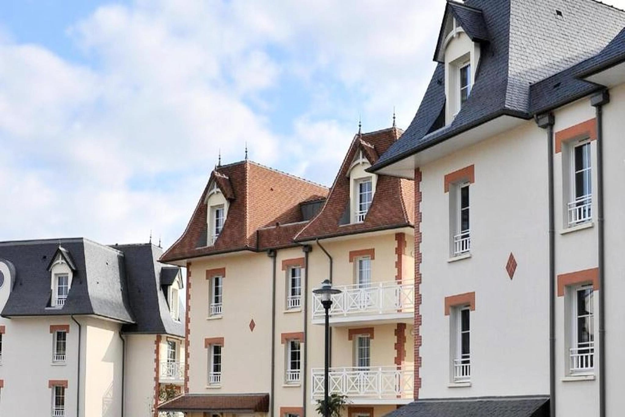 
This charming apartment is ideally suited for 4 people, offering a comfortable stay with a side sea view. It includes a bedroom with a double bed, an alcove with bunk beds, and a bathroom with a WC. The apartment is pet-friendly, allowing one pet per stay (except for specific breeds), and provides free Wi-Fi access, a television, and a private exterior parking space for one vehicle. For families, a baby bed is available upon request, and bed linen and bathroom towels are provided.

The apartment's location offers immediate access to Val André Beach, making it a perfect spot for beach lovers. The residence is also close to the casino and other key attractions of this vibrant seaside resort. For relaxation, guests can explore the nearby Val André Marin Spa, just 300 meters away, which features a wide array of wellness treatments, a fitness area, and a seawater hydro-active pool.

The apartment is well-equipped with a kitchen, allowing you to prepare your own meals. It also includes a bathroom with a WC. Additional amenities in the residence include the possibility of breakfast at an extra charge, access to a sauna, and end-of-stay cleaning for a hassle-free experience.