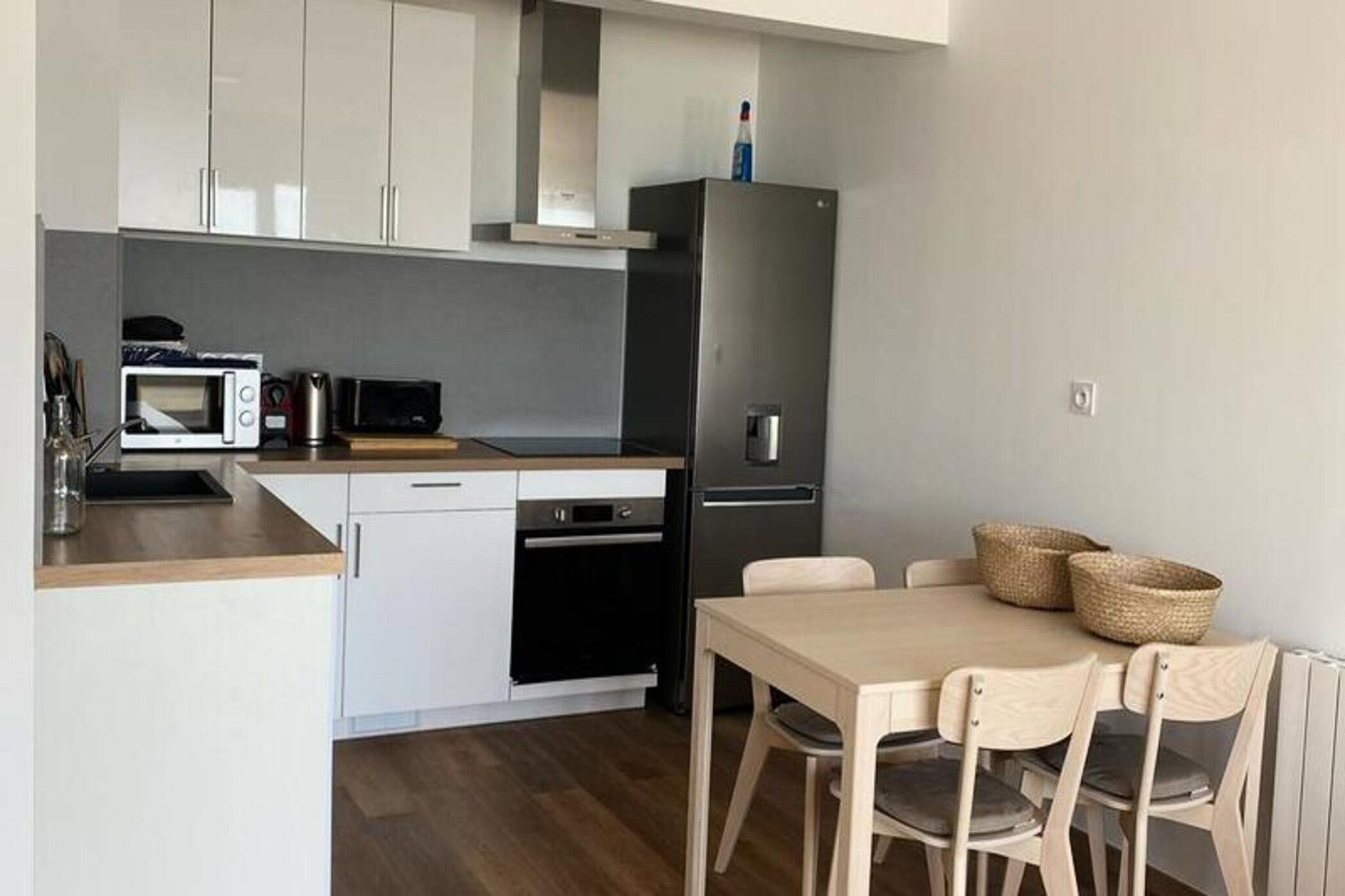 This cozy T2 apartment, located on the 2nd floor of a residence without an elevator, offers a comfortable living space with a convertible sofa (140*190cm), television, and a dining table for four. The bedroom features a double bed (160*200cm) and a wardrobe. The apartment is pet-friendly, allowing your furry friends to join you. It also includes a bathroom with a shower, heated towel rail, and washer-dryer for added convenience. The property is ideal for a family or small group, with a separate WC and a private balcony with seating for two.
Located just 100 meters from the apartment, the casino parking and nearby admiralty parking offer free parking options. The apartment is conveniently close to local shops, cafes, and markets, making it easy to explore the area. Whether you want to relax or discover local attractions, this location is perfect for a balanced experience of leisure and convenience.
The apartment’s fully equipped kitchen includes induction hobs, an oven, microwave, dishwasher, fridge-freezer, and other essentials like a kettle and coffee maker. You’ll have everything you need to prepare meals during your stay. The property also offers optional services such as linen rental and childcare equipment to make your stay more comfortable.