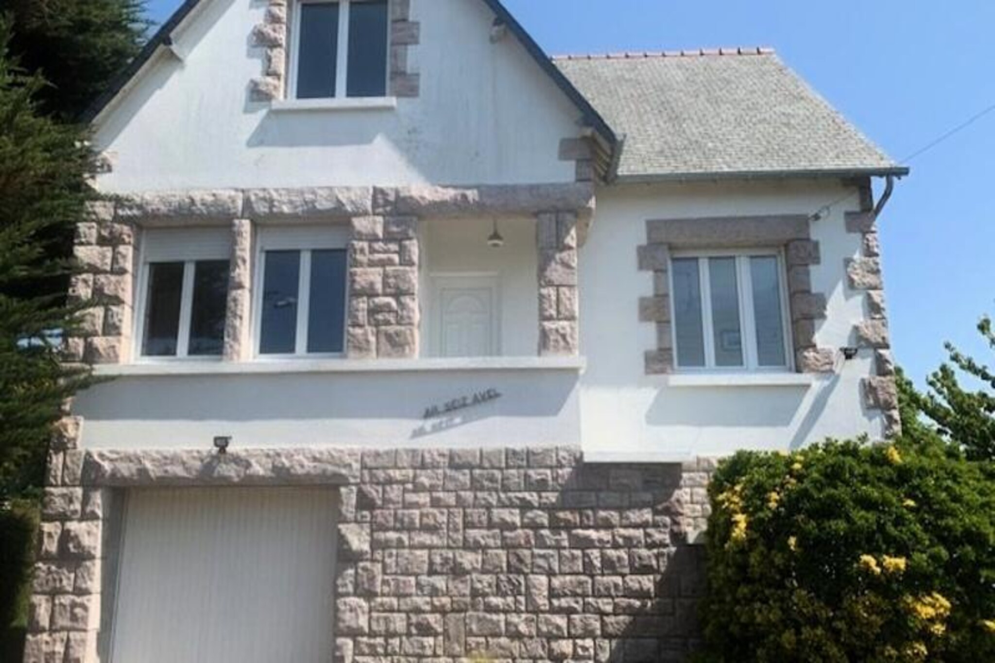 This charming 110m² holiday home offers comfort and convenience, perfect for families or groups. Located a five-minute walk from the beach and Val Andrי town center and six minutes by car from Plיneuf, it features a living room with seating for eight, a TV, Wi-Fi, and an SFR decoder. The ground floor includes a fully equipped kitchen with an American refrigerator, oven, microwave, and dishwasher, plus a bedroom with a double bed and TV, a modern bathroom with a shower, and a separate toilet. Upstairs, there are two bedrooms with double beds, one with twin beds, a spa bath, and an additional WC. The property includes a garden with a barbecue and parking for two cars and is pet-friendly.
Set in Plיneuf-Val-Andrי, this home offers easy access to sandy beaches and iconic attractions. Just 10 kilometers from Cap d'Erquy and under 25 minutes from Cap Frיhel, the area features the GR34 hiking trail with breathtaking views, one of France's top golf courses, and castles in serene natural settings. Shops, cafes, and markets nearby provide convenience and a taste of local charm, ensuring a delightful stay.
The house also includes a basement laundry room with a washing machine and a garden perfect for outdoor meals. Optional services like linen rental and end-of-stay cleaning are available. A deactivated video surveillance system during your stay ensures privacy. With its mix of comfort and proximity to attractions, this home is an ideal seaside retreat.
