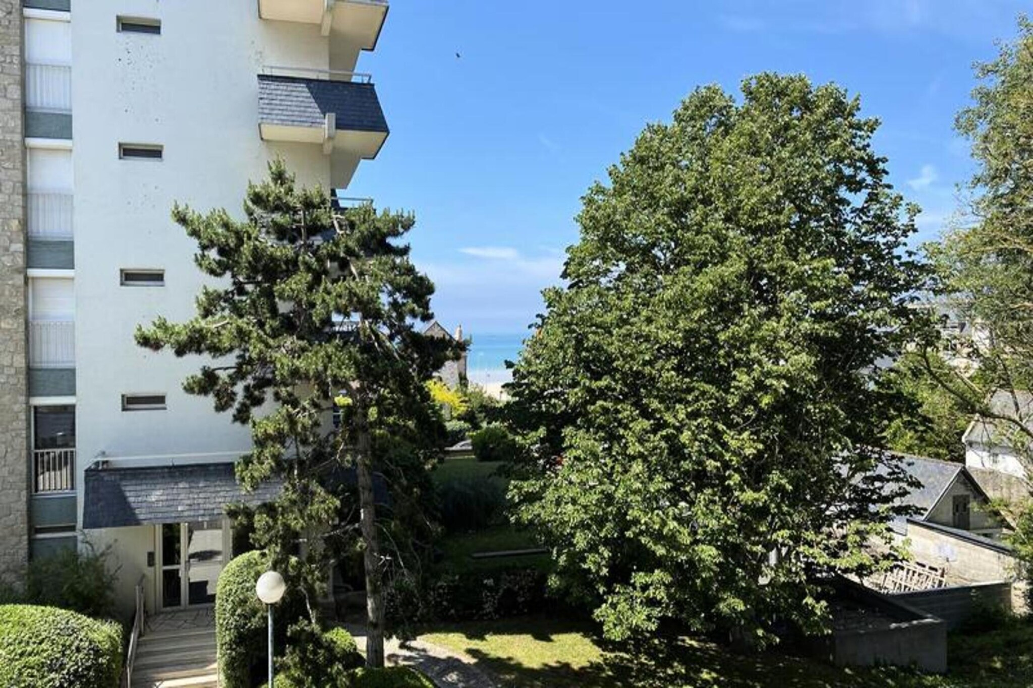 This cozy T2 apartment, located on the second floor, offers 42m² of space in the heart of Val-Andrי. It features a comfortable living room with a convertible sofa, TV, and a dining area. The bedroom includes two single beds (90x190cm), perfect for a relaxing stay. The property is non-smoking and pet-free, ensuring a comfortable environment for all guests.
The apartment is ideally situated, just a short walk from the beach and local shops, making it perfect for those who wish to explore the area. Nearby, you'll find cafes, restaurants, and markets where you can enjoy the local flavors. The beach is close by, offering plenty of opportunities for relaxation or water activities.
The fully equipped kitchen includes a microwave, oven, electric hob, fridge-freezer, toaster, coffee maker, dishwasher, and washing machine for added convenience. The apartment also offers a bathroom with a bathtub, a separate WC, and parking space. Optional services include linen rental, household cleaning, baby bed, and Wi-Fi access.