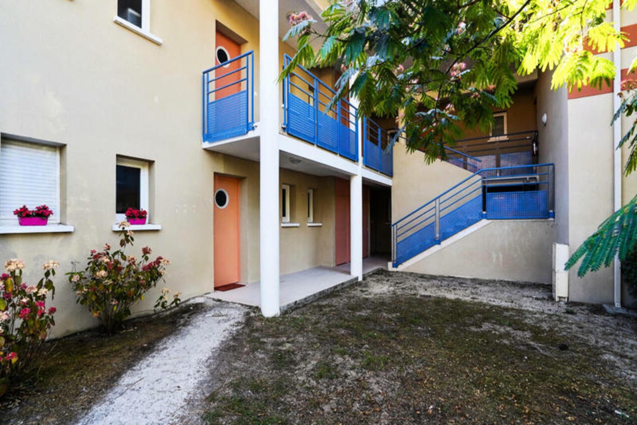 This 3-room apartment, located in the peaceful Villa Marine Residence, is designed to accommodate up to 6 guests. It features a cozy living room, two comfortable bedrooms, and two bathrooms, making it perfect for families or small groups. The residence is pet-friendly, allowing pets for an additional fee, and offers parking within the premises. The apartment is part of a well-maintained complex that includes a private swimming pool for guests to enjoy. Bed linen, bathroom linen, and end-of-stay cleaning are available for an extra charge.

Nestled in the heart of a lush green park, the residence is just 5 minutes by car from the ocean, offering the ideal location for both relaxation and adventure. Guests can explore nearby cycle paths, enjoy hiking or horseback riding trails, or indulge in the local Mיdoc cuisine and renowned wines. The village's charming atmosphere is perfect for leisurely strolls, and a variety of local attractions are within easy reach, including the picturesque coastline and vibrant markets.

The apartment includes a fully equipped kitchen, perfect for preparing meals during your stay. Guests will find essential amenities such as a dishwasher, a maintenance kit, and various cleaning products. Additional services include WiFi access (for an additional charge), a secure outdoor swimming pool, and on-site parking. The residence’s welcoming atmosphere, along with quality equipment and a range of activities, ensures a comfortable and memorable vacation.