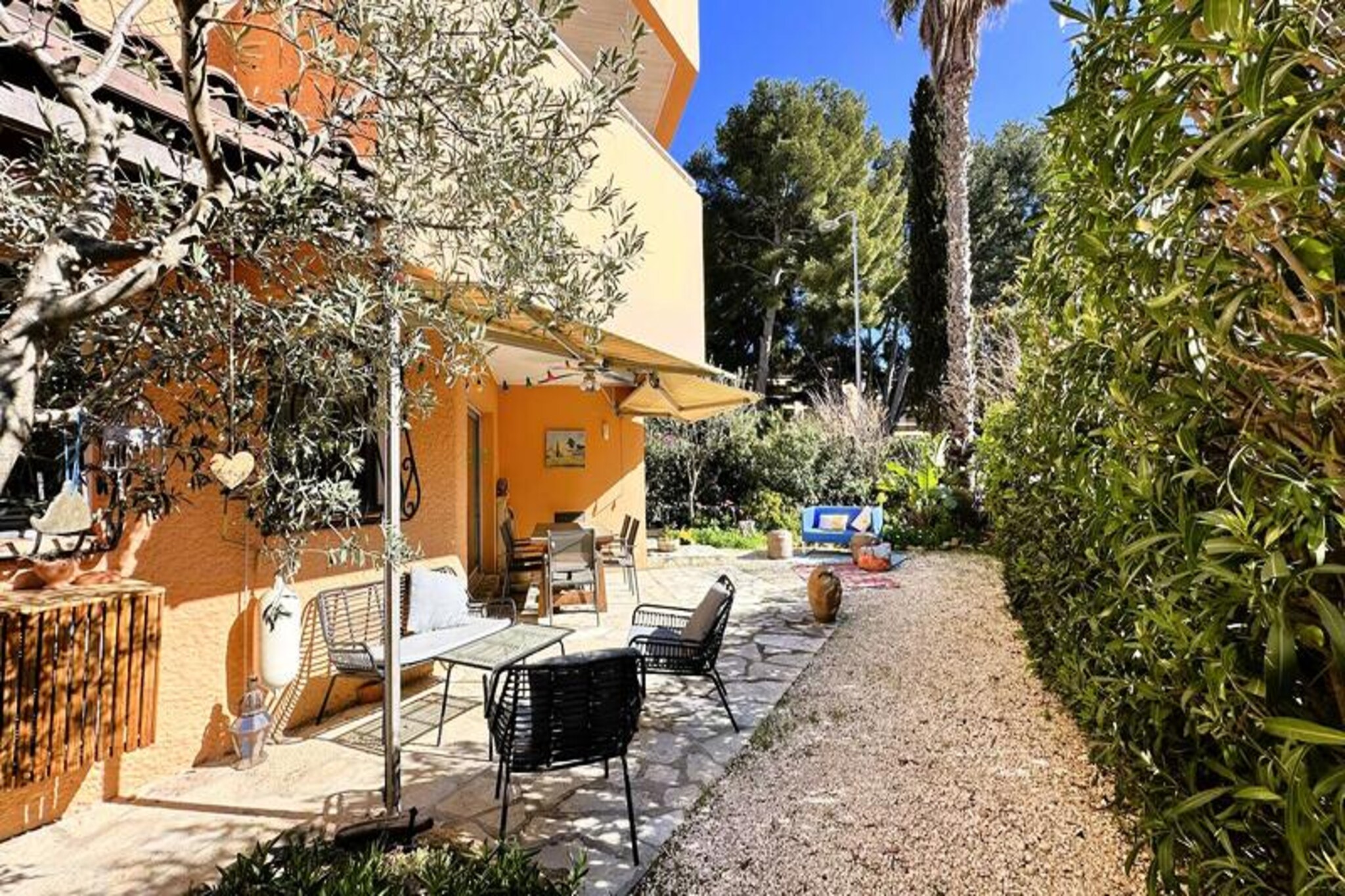 This 60 m² apartment is perfect for up to 4 people, featuring two spacious bedrooms, each with a double bed (160 cm), ensuring comfort and privacy. The apartment is equipped with a television, air conditioning in both the living room and one of the bedrooms, and free WiFi. Guests will enjoy the convenience of a washing machine, hob, oven, and a plancha for outdoor grilling. The apartment is pet-friendly, allowing for a relaxed stay, and comes with a designated parking space. A security deposit and tourist tax are to be paid on-site.
The apartment is ideally located just a few steps from the port, offering easy access to local shops, the pier, and beautiful beaches. Guests can take in stunning views of the port, sea, and nearby islands. The property’s prime location ensures you are never far from a wide variety of local attractions, cafes, and markets, perfect for leisurely strolls or picking up fresh local produce.
The open-plan living and dining area blends seamlessly with a fully equipped kitchen, offering all the essentials for self-catering. A separate toilet and a shower room are conveniently located. The apartment also includes a garden area accessible from one of the bedrooms, providing a peaceful space to unwind after a day of exploration.