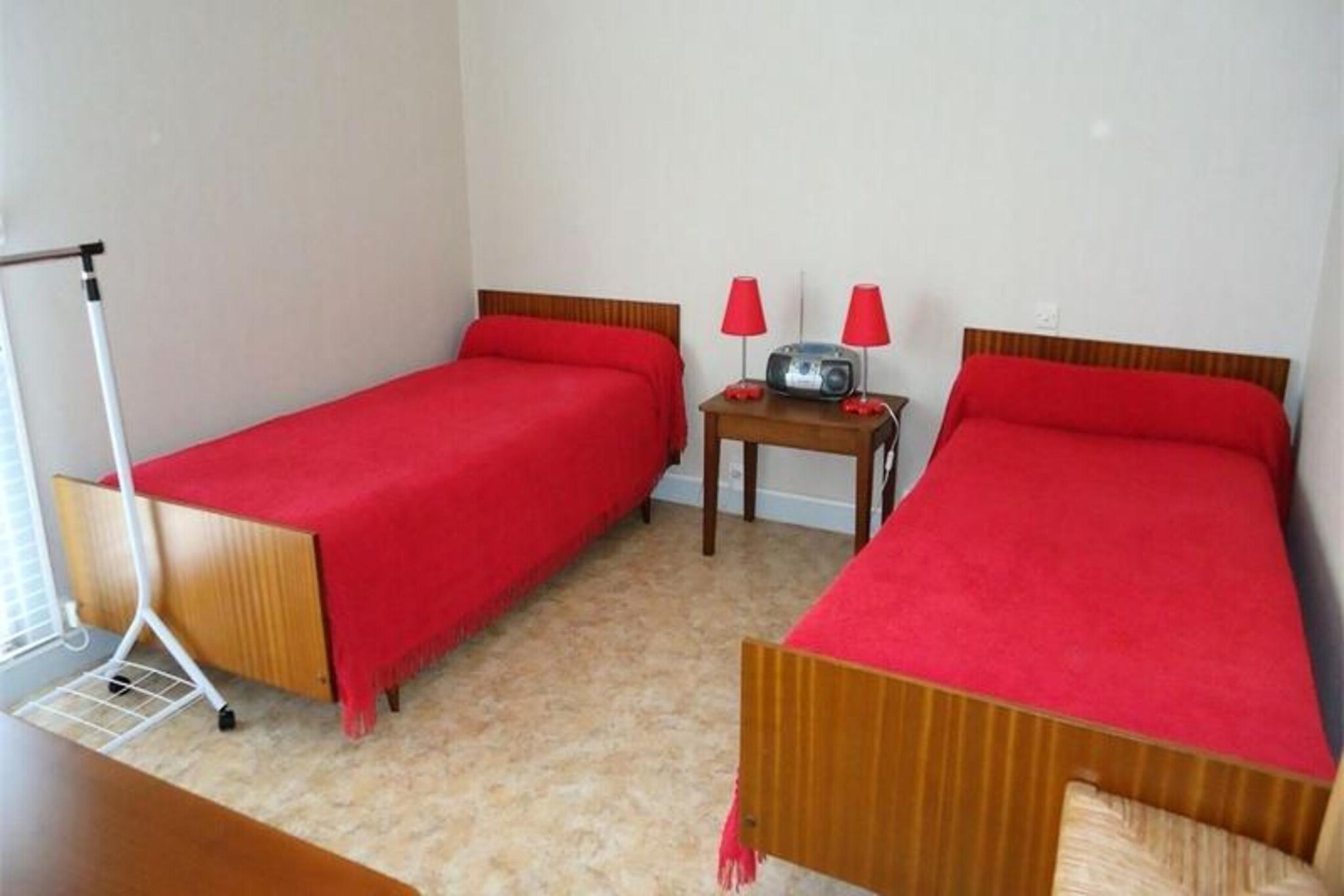 This pleasant T3 apartment, located on the first floor of a residence with an elevator, is perfect for a relaxing stay. It accommodates up to 4 guests with one bedroom featuring a double bed and another with two single beds. The apartment is pet-friendly, allowing you to bring along your furry companions. A travel cot is also available for families with young children. The living room offers a comfortable sofa, armchairs, and a TV, making it a great spot to unwind. Additionally, a private parking space ensures convenience for guests with a car.

The apartment's prime location places it just steps away from the shops, the Piégu port, and the nautical center, making it ideal for those who enjoy being close to local attractions. You can take a leisurely stroll to the port or explore the surrounding coastal area. There are also cafes and restaurants nearby, perfect for enjoying a meal or a coffee by the water. Whether you're into water sports or simply enjoying the ambiance of the local area, the apartment offers easy access to all.

The apartment includes a fully equipped kitchen with a microwave, 4-burner gas hob, oven, fridge, sink, toaster, and coffee maker. The bathroom features a bath, sink, washing machine, towel dryer, and separate WC. A spacious terrace with outdoor furniture and deck chairs offers a sea view. Optional services like linen rental and Wi-Fi are available upon request.

