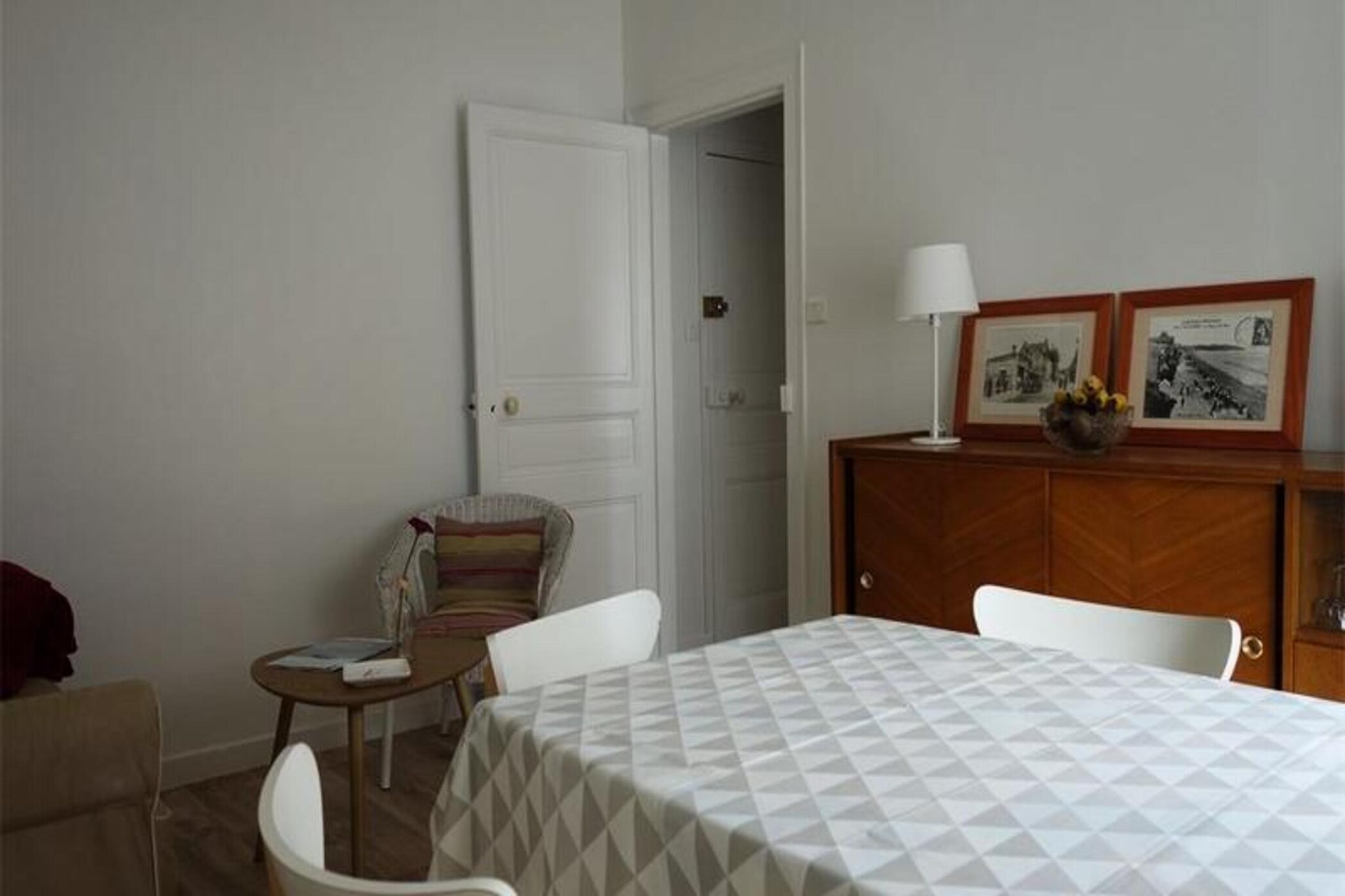 This charming 42 m² T3 apartment, located on the first floor of a residence without an elevator, offers a cozy and functional space for up to 4 guests. The apartment features two bedrooms, each with a comfortable 140x190 cm double bed, and a living room with a sofa, armchairs, TV, and a dining table for 4 people. Pets are not allowed, and Wi-Fi is available upon request for an additional charge. Optional services include household cleaning, linen rental, and a travel cot for families with young children.
Located just 50 meters from the beach, this apartment is ideally situated for those looking to explore the area. The surrounding neighborhood boasts a variety of cafes, shops, and markets, providing plenty of options for dining, shopping, and relaxing. Enjoy leisurely walks along the beach or discover the local attractions in the area. Whether you prefer the serenity of the coast or the convenience of nearby amenities, the location offers a perfect balance of both.
The apartment is fully equipped for a comfortable stay, with a well-appointed kitchen featuring a hood, ceramic hob, electric oven, refrigerator, sink, kettle, toaster, and coffee maker. The modern bathroom includes a shower, sinks, W.C., and a hairdryer. Ideal for short stays or longer vacations, this apartment combines convenience and comfort, making it the perfect base for exploring the area.