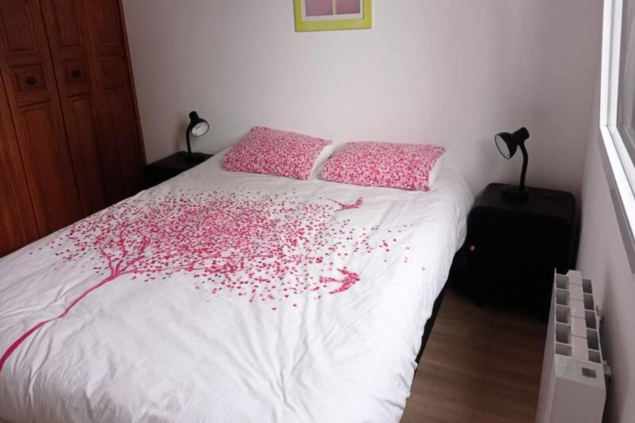 This spacious house is perfect for a comfortable stay, offering two bedrooms, one with a double bed (160x200cm) and the other with two single beds (90x190cm). It is pet-friendly, with parking available in front of the house. The property is well-equipped for families or small groups, providing a private garden and courtyard with a lockable gate for added security. Additional amenities include the option for household and linen rentals, as well as a baby bed and Wi-Fi equipment upon request.

The property’s prime location offers easy access to nearby attractions such as local cafes, shops, and markets, making it a great choice for those who want to explore the area. Whether you’re looking to enjoy a relaxing day in the garden or venture out to nearby sights, this location offers convenience and comfort. 

The house features a fully equipped open kitchen with modern appliances, including a toaster, coffee maker, microwave, refrigerator, induction hob, oven, and dishwasher. The bathroom includes a shower and sink, with a separate WC for convenience.