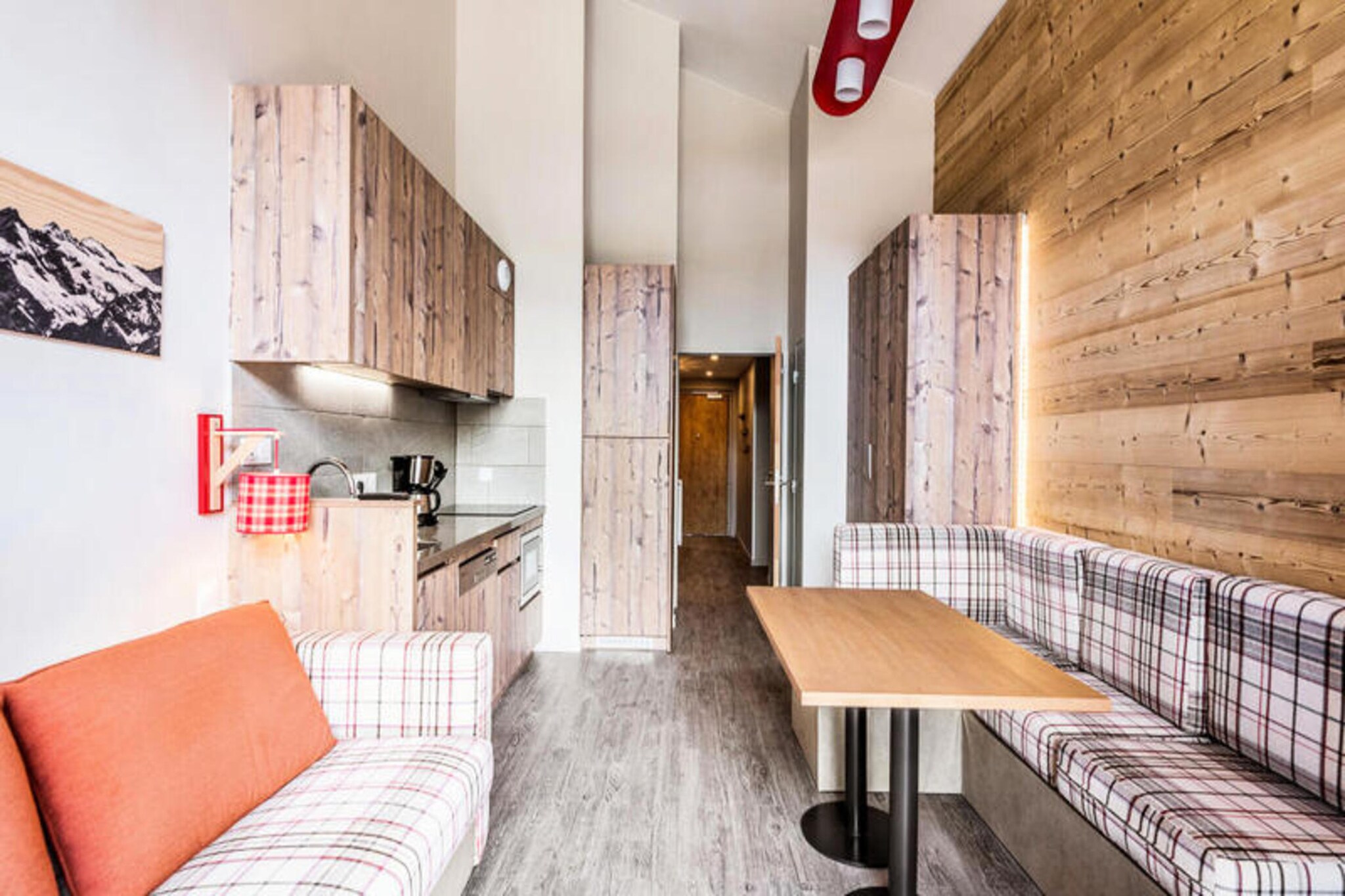 This cozy 2-room apartment in a prestigious 4* residence offers comfortable accommodation for up to 5 guests, with a bedroom featuring a double bed and a living room with additional sleeping arrangements. The apartment is perfect for a family or group, offering modern amenities in a warm and inviting space. Bed linen is included for your convenience, and there is the option for daily linen changes at an additional charge. The property is pet-friendly, making it an ideal choice for those traveling with furry companions.
The residence is ideally located in the heart of the Avoriaz resort, providing direct access to the slopes, and is just a short walk from the ESF gathering area. The city center, with its variety of shops, bars, and restaurants, is within easy reach, making it a convenient location for guests looking to explore the vibrant resort. After a day on the slopes, you can return to a cozy and friendly atmosphere to relax and recharge.
The apartment features a fully equipped kitchen with all the essentials, including a dishwasher, microwave, and refrigerator, allowing you to prepare meals with ease. The bathroom includes a shower, and a separate toilet is available for added convenience. The apartment also offers a private balcony to enjoy the stunning mountain views. Guests have access to a maintenance kit and other essential services, with additional services such as daily cleaning and towel rental available upon request.