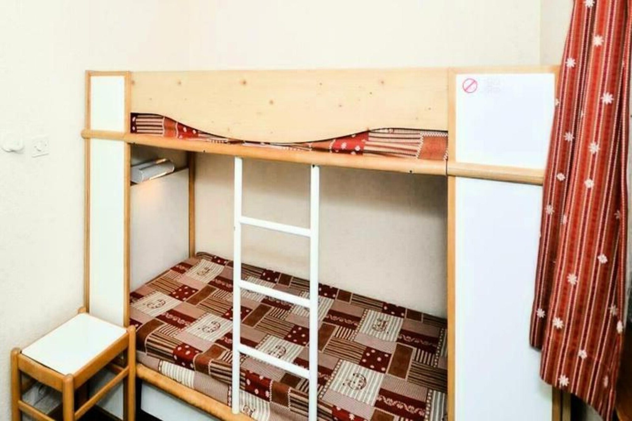 This well-maintained 2-room apartment for 6 people offers comfortable accommodation with 1 living room, 1 bedroom, 1 cabin area, 1 bathroom, and 1 separate toilet. The property is pet-friendly, allowing guests to bring their furry companions. Bed linen is provided, and additional services like daily linen changes and towel rentals are available at an extra charge. The apartment is part of a private rental, certified by maeva Home teams, ensuring a high level of quality and service.

The apartment enjoys an excellent location in the Falaise district of Avoriaz, offering panoramic views of the resort and the Morzine valley. It is just a short distance from the shops and restaurants, as well as Aquariaz, the largest mountain water sports site in the area, where additional activities can be enjoyed. Guests will also appreciate the proximity to covered car parks, giving them easy access to the pedestrian zone of the resort.

The apartment features a fully equipped kitchen, providing the perfect space to prepare meals. The bathroom is fitted with essential amenities, including a shower and washing facilities. Additional services, such as a baby kit (subject to availability) and end-of-stay cleaning, ensure that guests have everything they need for a convenient and comfortable stay.
