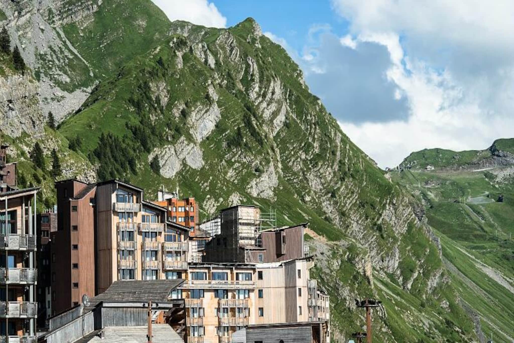 This cozy 25 m² apartment in a charming ski-in/ski-out residence offers a perfect retreat for up to 6 guests. It features a living room with two sofa beds, one with a trundle, and a cabin area with two bunk beds. There is a round dining table for four, a wall-mounted flat-screen TV, and a mountain view balcony. The apartment is pet-friendly, and a baby kit is available on request. The bathroom includes a bathtub and toilet, providing comfort during your stay.
The apartment is ideally located for skiing, with direct access to the Portes du Soleil ski area. The resort center is easily accessible, just 300 meters away, offering various cafes, restaurants, and shops. For those who enjoy outdoor activities, the nearby hiking trails are perfect for exploring the stunning Alps, and the resort’s Aquariaz water park is just 10 minutes on foot.
The apartment comes with a well-equipped kitchen for preparing meals and a separate washroom with a bathtub. Bed linen is provided, and additional services such as daily linen change and end-of-stay cleaning are available at an extra charge. Parking spaces can be reserved in nearby facilities for easy access.