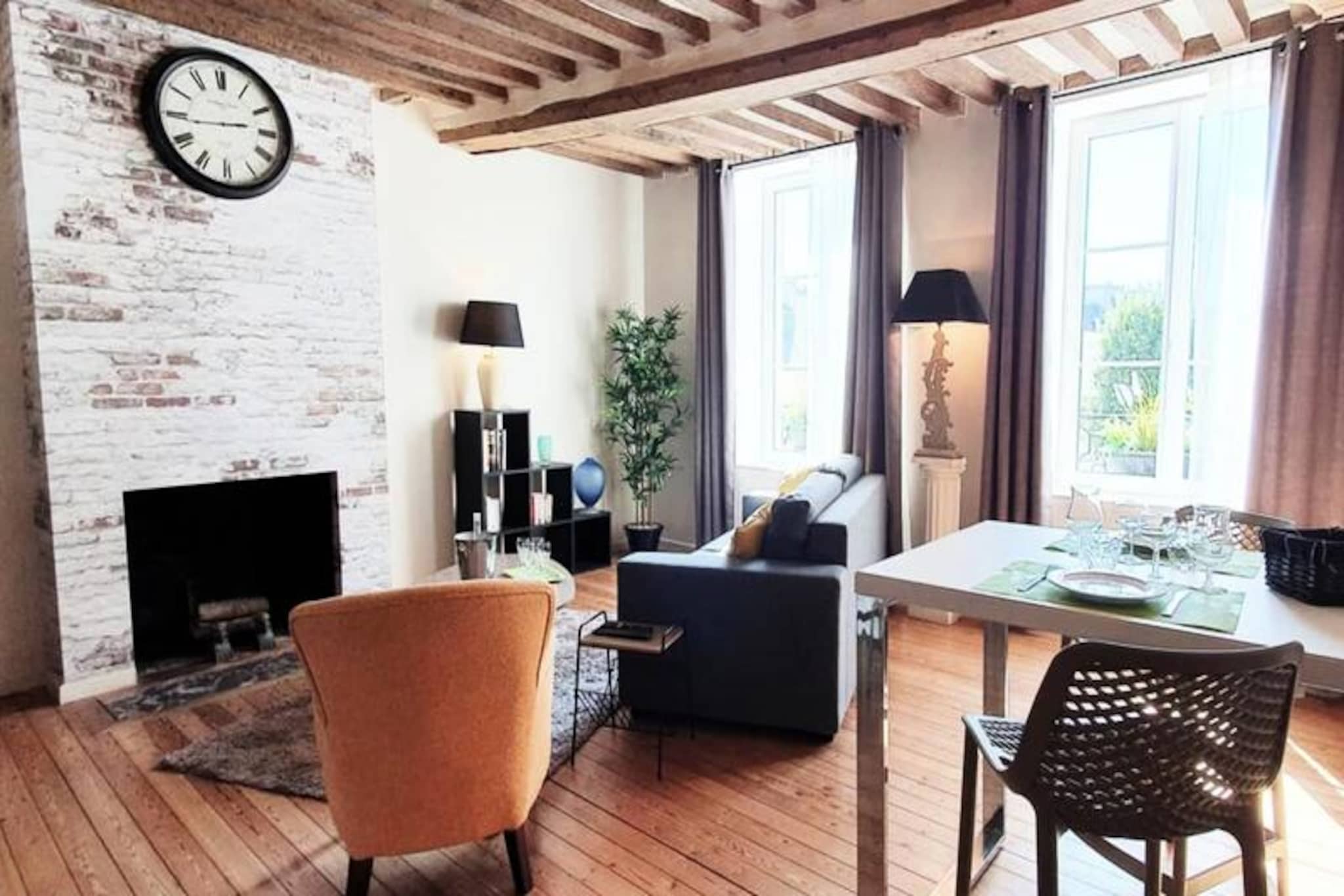 Place St Sauveur Standing and Comfort