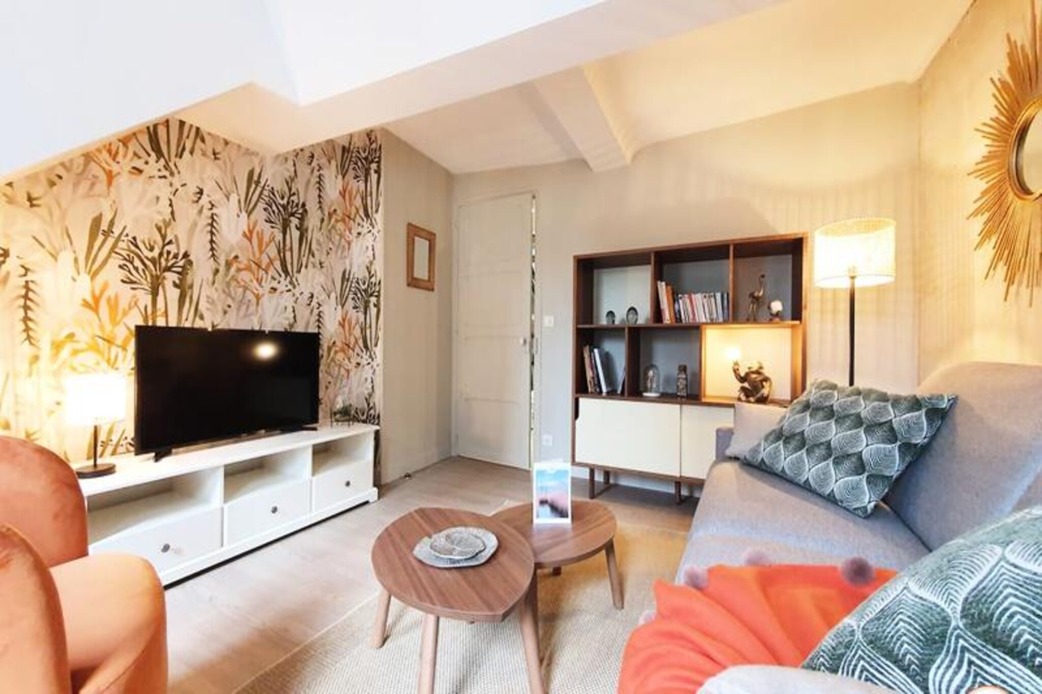 This charming apartment, located in a 17th-century residence, offers a peaceful retreat in the heart of Caen, accommodating up to 4 people. It features a cozy living room with a high-end convertible sofa (160x200 cm) and a Smart TV, plus a bedroom with a comfortable 140x200 cm bed. While pets are not allowed, amenities include bed and bath linens, a travel cot, baby mattress, high chair, and fan. A deposit is required, and noise must be kept to a minimum between 10 p.m. and 7 a.m. to respect the neighborhood.

The apartment is ideally located near Caen’s main attractions, including shops, restaurants, and cultural sites. You can easily explore the city center, enjoy local cafes, and visit historical landmarks like the building where poet François de Malherbe was born. A secure private parking space is available just 50 meters from the apartment, perfect for those arriving by car.

The apartment is fully equipped for a comfortable stay, including a kitchen with a stove, oven, microwave, fridge, coffee machine, and dishwasher. The Italian-style shower room features a rain-effect shower column, and additional amenities include a washing machine and ironing equipment. Enjoy a convenient and relaxing stay with everything you need for your visit to Caen.