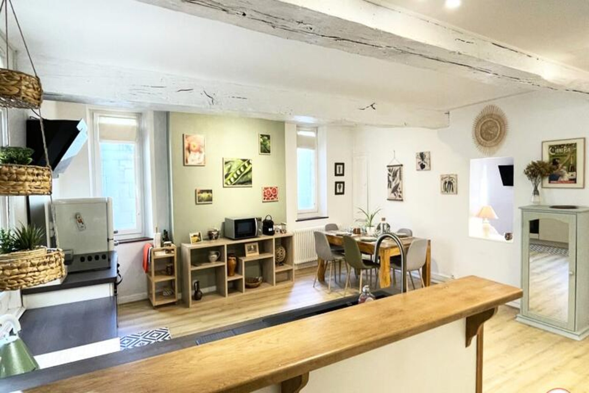 This charming 3-story apartment in the heart of Caen blends historic charm with modern comfort, accommodating up to 4 guests. Featuring exposed beams and an old Caen stone fireplace, it is equipped with a cozy living room and a small, comfy TV area. The kitchen includes all essentials, such as a fridge, oven, microwave, induction hob, dishwasher, and a Nespresso coffee machine. The apartment is non-smoking, and pets are not allowed. 

Ideally located at the foot of pedestrian streets and just steps from the Notre-Dame-de-la-Gloriette church, the famous Place St Sauveur, and local cafes and markets, guests can easily explore the heart of Caen. Enjoy the proximity to public transport options and the vibrant atmosphere of the area, with various shops and attractions within walking distance.

The apartment offers two attic bedrooms with high-quality 140x200 cm beds, along with a well-equipped bathroom featuring a bathtub. Additional amenities include a laundry room with a washing machine, iron, and ironing board. Guests can enjoy free Wi-Fi, bed and bath linens, as well as tea and coffee. Air conditioning is available for summer comfort. Private parking is available nearby for an extra charge.