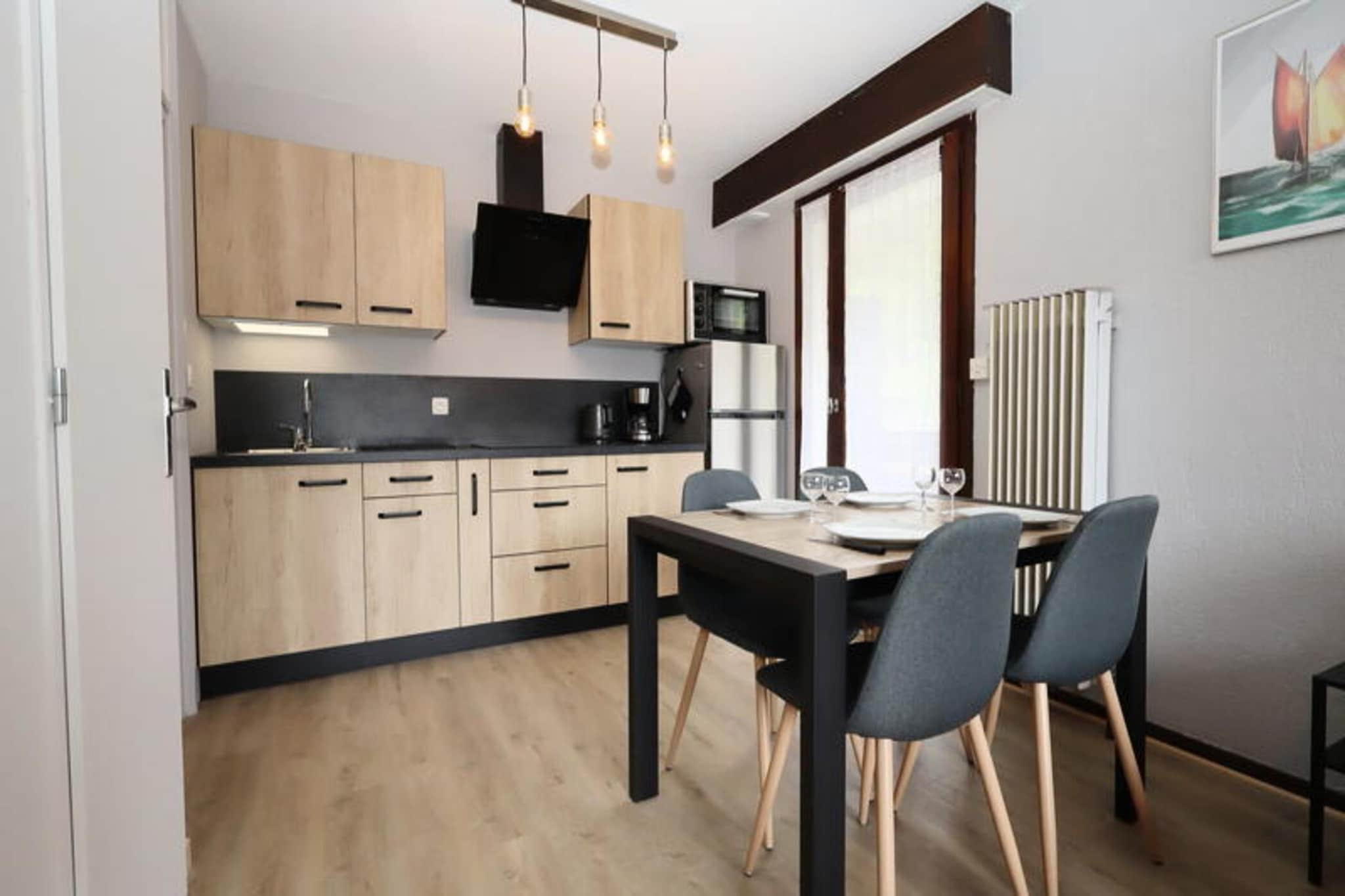 This charming cabin studio in Les Houches offers a comfortable stay for up to 4 guests. The apartment features a living room with a convertible sofa, a television, and a dining area, with access to two balconies facing East and South. The separate sleeping area has a double bed, and the bathroom includes a walk-in shower. A separate WC and ski locker are also available. The property is non-smoking and does not allow pets, ensuring a peaceful environment for all guests.
The residence is ideally located just 300 meters from the Bellevue cable car and 450 meters from the center of Les Houches, where you’ll find restaurants, cafes, a bakery, and ski shops. The area offers a great range of local attractions and activities, perfect for enjoying both winter sports and exploring the village. With the slopes at your doorstep, this apartment provides convenient access to all that Les Houches has to offer.
The apartment comes with an open, fully equipped kitchen, including a fridge, freezer, mini oven, and 3-burner hob. Additional amenities include parking access and heating for a cozy stay. For added comfort, optional services like Wi-Fi rental, household linen, and childcare equipment can be arranged. A deposit is required upon arrival, and end-of-stay cleaning is available for an extra charge.