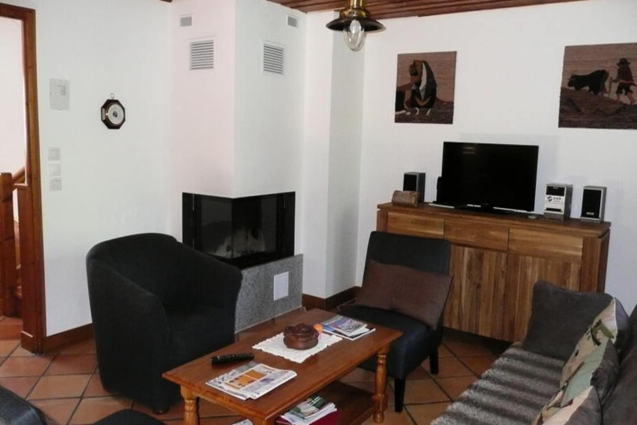 This spacious chalet accommodates up to 8 guests, offering four bedrooms: two with double beds and two with single beds. It is not pet-friendly, ensuring a peaceful stay for all guests. The property includes two bathrooms, one with a bathtub and one with a shower, along with a laundry room featuring a washing machine. Bedding essentials like pillows, duvets, and blankets are provided, while linens and household products are available for an additional fee.
Located just 2.1 km from the Bellevue cable car and 1.3 km from the village center, the chalet offers easy access to various amenities. The nearby village features restaurants, cafes, ski shops, and a bakery. Guests can also enjoy the picturesque surroundings of Les Houches, with skiing in winter and hiking and biking in the warmer months. The bustling center provides a range of shops, while the scenic ski lifts are a short drive away.
The chalet features a fully equipped kitchen with a refrigerator, microwave, oven, and dishwasher, ideal for preparing meals. The cozy living room includes a fireplace, television, and a dining area. Outdoor parking, a garage, and a garden are available for guests’ convenience. Optional services like Wi-Fi rental, linen, and childcare equipment are available upon request.