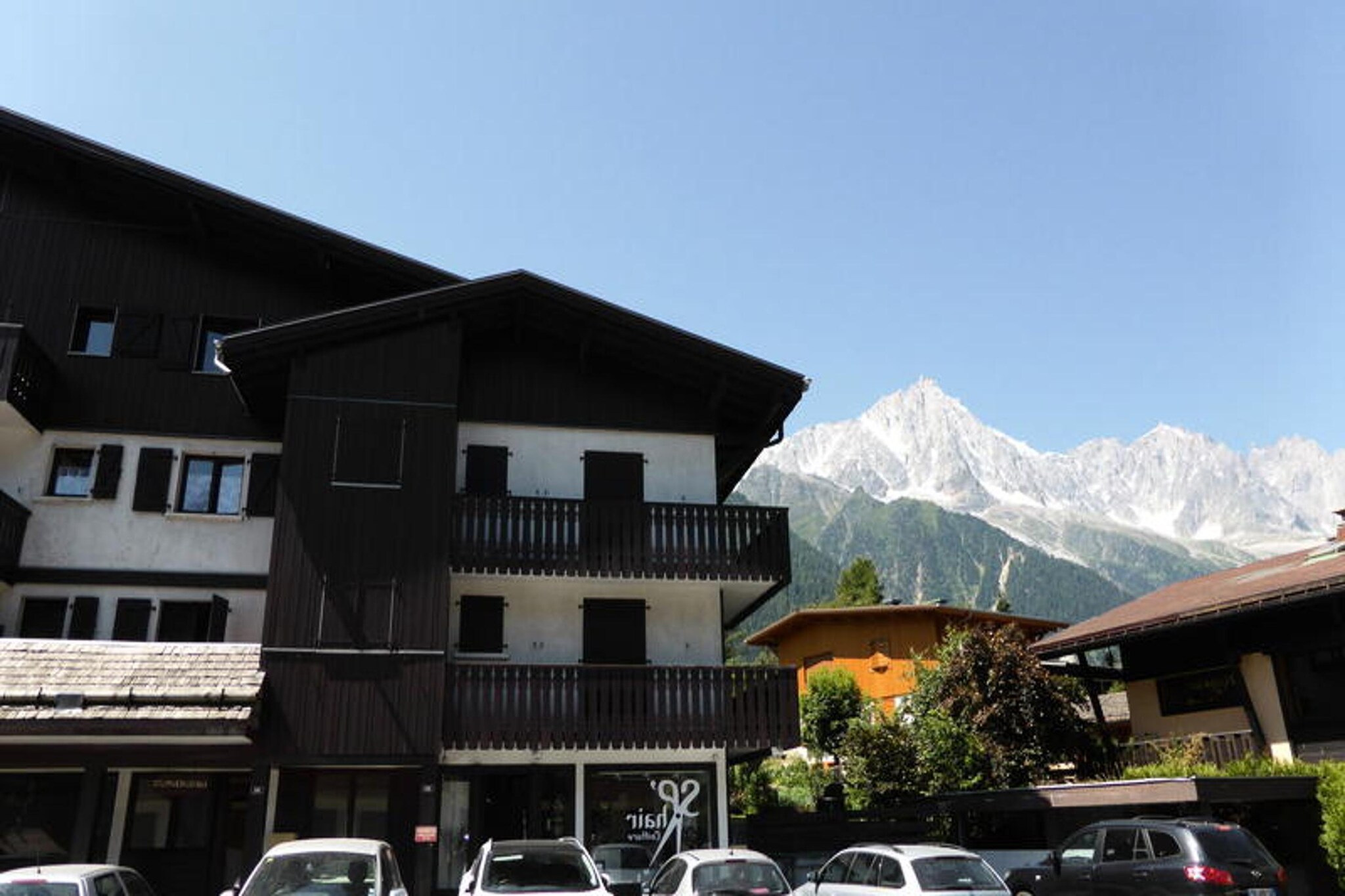 This spacious 3-room apartment, located in the charming village of Les Houches, can comfortably accommodate up to 6 people, making it an ideal choice for family or friends. It is on the first floor of a building with a southern exposure, offering a beautiful view of the Mont-Blanc range. The apartment includes a sofa bed, a double bed, and a trundle bed, providing ample sleeping arrangements. Pets are not allowed, and outdoor parking is available for guests.
The property is situated just 200 meters from the ice rink and 500 meters from the center of Les Houches, where you can find restaurants, a bar, a bakery, and ski shops. The ski slopes are only 1.3 km away, making it perfect for winter sports enthusiasts. The location also provides easy access to local markets, cafes, and shops, allowing you to enjoy the lively atmosphere of the village.
Inside the apartment, you'll find a well-equipped kitchenette with 3 induction burners, an oven, a dishwasher, and a large fridge with a freezer section. There are also two shower rooms, each with a WC. Additional amenities include a washing machine and dryer. Optional services, such as wifi box rental and end-of-stay cleaning, are available for an extra fee. Pillows, duvets, blankets, and dishes are provided for your convenience.