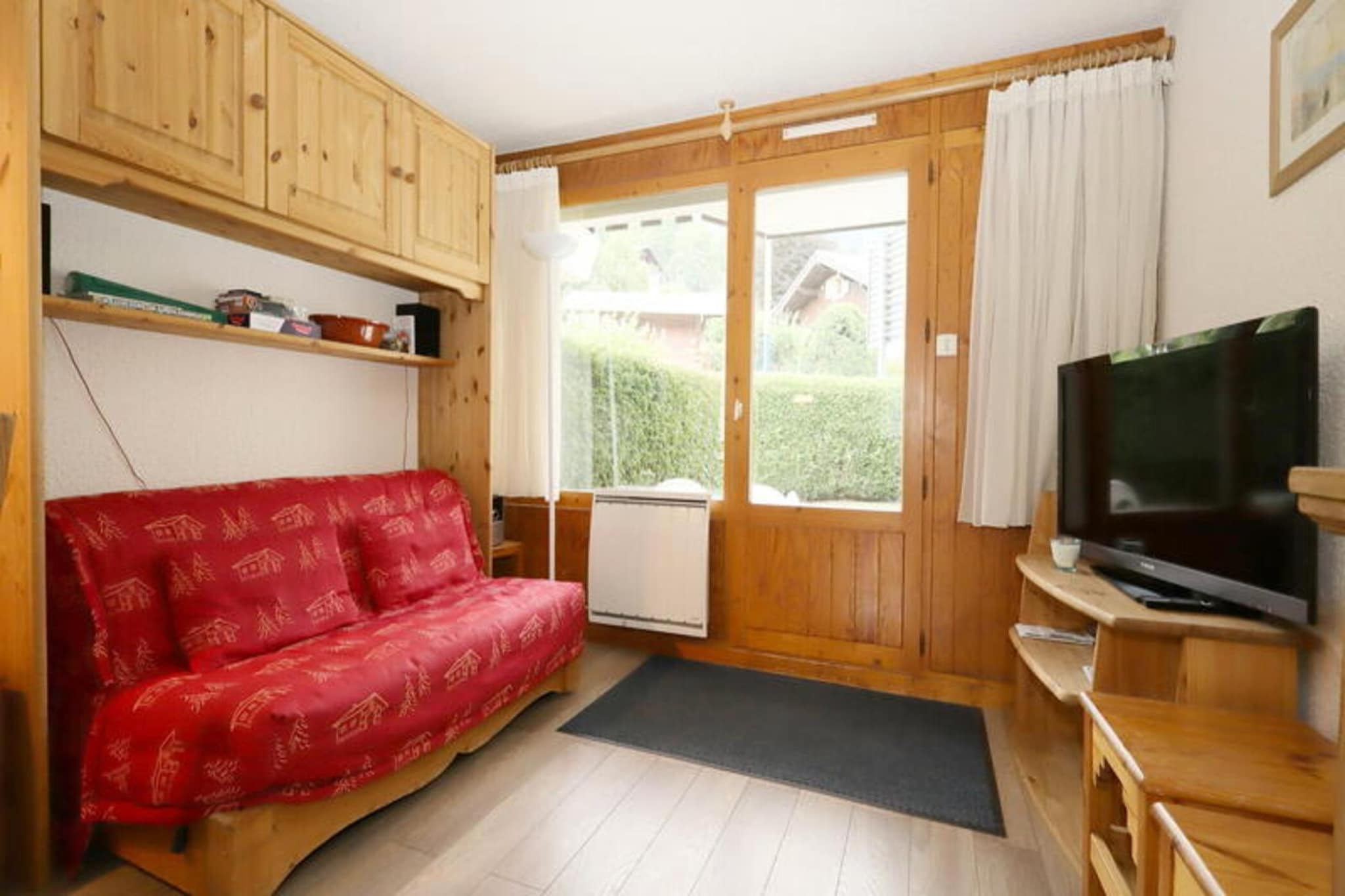This cozy 2-room apartment is ideal for families or groups, accommodating up to 6 people. It features a living room with a sofa bed, television, and dining area. The bedroom includes a comfortable double bed, and the sleeping area is equipped with bunk beds. The property is non-pet-friendly and offers a private garden with a table and chairs. Residence parking is available outdoors for convenience.
Located just 100 meters from the Prarion cable cars and 1.5 km from the center of Les Houches, the apartment provides easy access to restaurants, bars, ski shops, and a bakery. The area also offers various outdoor activities and a relaxed atmosphere, perfect for family holidays or group getaways. With nearby attractions such as ski resorts and hiking trails, guests can enjoy both winter and summer adventures.
The apartment's kitchenette is equipped with 2 electric hobs, a dishwasher, fridge, and mini-oven for convenient meal preparation. The bathroom and separate WC ensure comfort and privacy. Additional services like Wi-Fi rental, linens, and childcare equipment are available upon request, adding extra comfort to your stay.