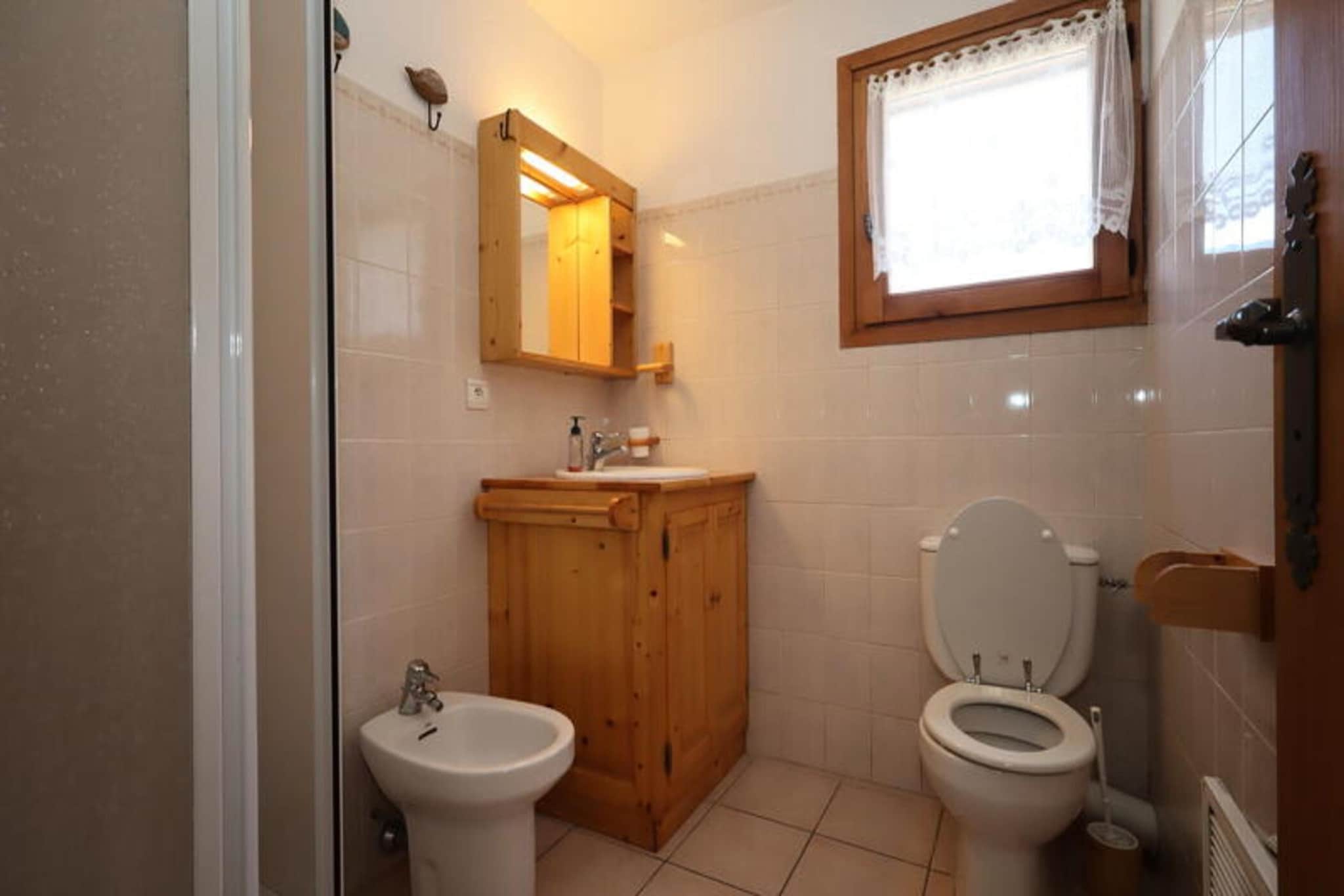 This cozy 50 m² apartment in Les Houches is ideal for families or friends, accommodating up to 4 guests. It features a bedroom with a 160 cm double bed, a second bedroom with bunk beds, and a shower room with a WC. The living room opens to a terrace and is equipped with a kitchenette that includes 4 ceramic hobs, an oven, a refrigerator, a dishwasher, and a washing machine. The property is pet-friendly, allowing you to bring your furry friends along for the stay. Please note, there is no television available.
Located just 2.2 km from the Bellevue cable car and 1 km from the center of Les Houches, this apartment offers easy access to local attractions. The center boasts a variety of restaurants, bars, a bakery, and ski shops, as well as the convenience of a nearby crossroads. Whether you're looking to ski, dine, or explore, everything you need is within reach.
The apartment comes with a closed garage for secure parking, and additional services are available upon request, including Wi-Fi box rental, household linen rental, and childcare equipment. Pillows, duvets, blankets, and dishes are provided for your comfort. However, household products are not included in the rental.