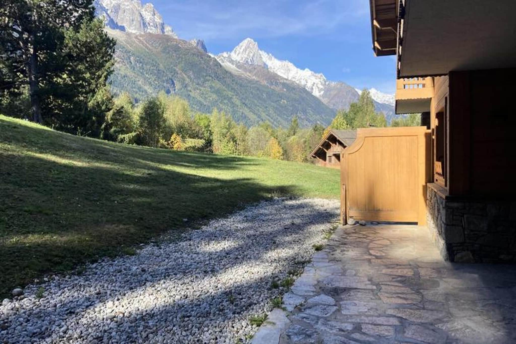 This spacious 3-room cabin apartment, located on the ground floor, can comfortably accommodate up to 5 people. It features a double bedroom with an en-suite shower room, a second bedroom with a 140 cm double bed, and a cabin area. Pets are not allowed, and a deposit of €260 is required. The apartment offers a relaxing living area with a terrace boasting a stunning view of the Mont Blanc range. Heating is provided, and essential linens such as pillows, duvets, and blankets are included in the rental.
The apartment is ideally situated just 3 km from the Bellevue cable car and 2.3 km from the center of Les Houches. Guests will find plenty of local attractions, including restaurants, bars, bakeries, and ski shops within easy reach. The charming village of Les Houches offers a variety of activities, and the surrounding mountains provide an excellent setting for both summer and winter outdoor adventures.
Inside, the apartment offers a fully equipped American kitchen with a fridge, oven, 4-burner hob, and a dishwasher. The modern shower room comes with a washing machine, towel dryer, bidet, and toilet. Additional amenities include a ski locker, a garage, and parking at the residence. Optional services, such as Wi-Fi box rental and linen rentals, are available to enhance your stay.