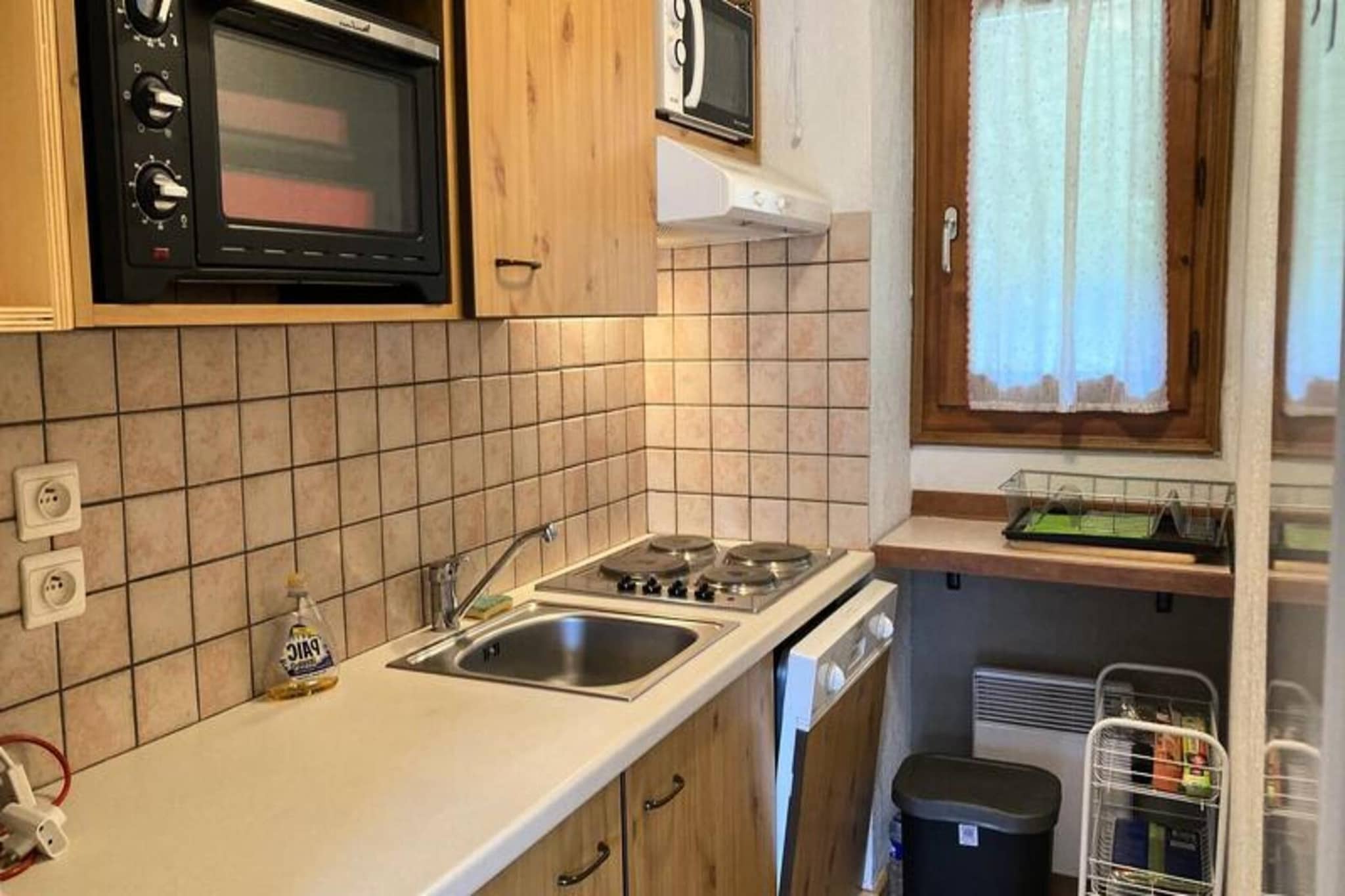 The building is located 100 m from the Prarion cable car, very close to the Chavants lake area, rock climbing, tennis
Ideal for holidays with family or friends, we offer you in Les Houches, this 2-room cabin apartment of 41 m² which can accommodate up to 5 people.
The apartment is on the ground floor with a pretty garden.
Composition of the apartment:
- Living room with television opening onto the terrace, a single sofa
- A kitchen equipped with 4-burner ceramic hob, an oven, a microwave and a dishwasher
- A bedroom with a double bed opening onto a terrace.
- A cabin bedroom with bunk bed with window.
- A shower room with shower, sink, bidet and WC.
Additional equipment: washing machine, ski locker and closed garage. Pets not allowed.
Additional services (optional, with supplement, subject to reservation and subject to availability; for prices, contact us):
- Wifi box rental
- Rental of household linen: sheets, towels
- Rental of childcare equipment: high chair, travel cot
- End of stay cleaning
Pillows, duvets and blankets, and dishes are provided in the rental.
No household products are provided in the rental.
Deposit (in euros) - 260
Heating - 1