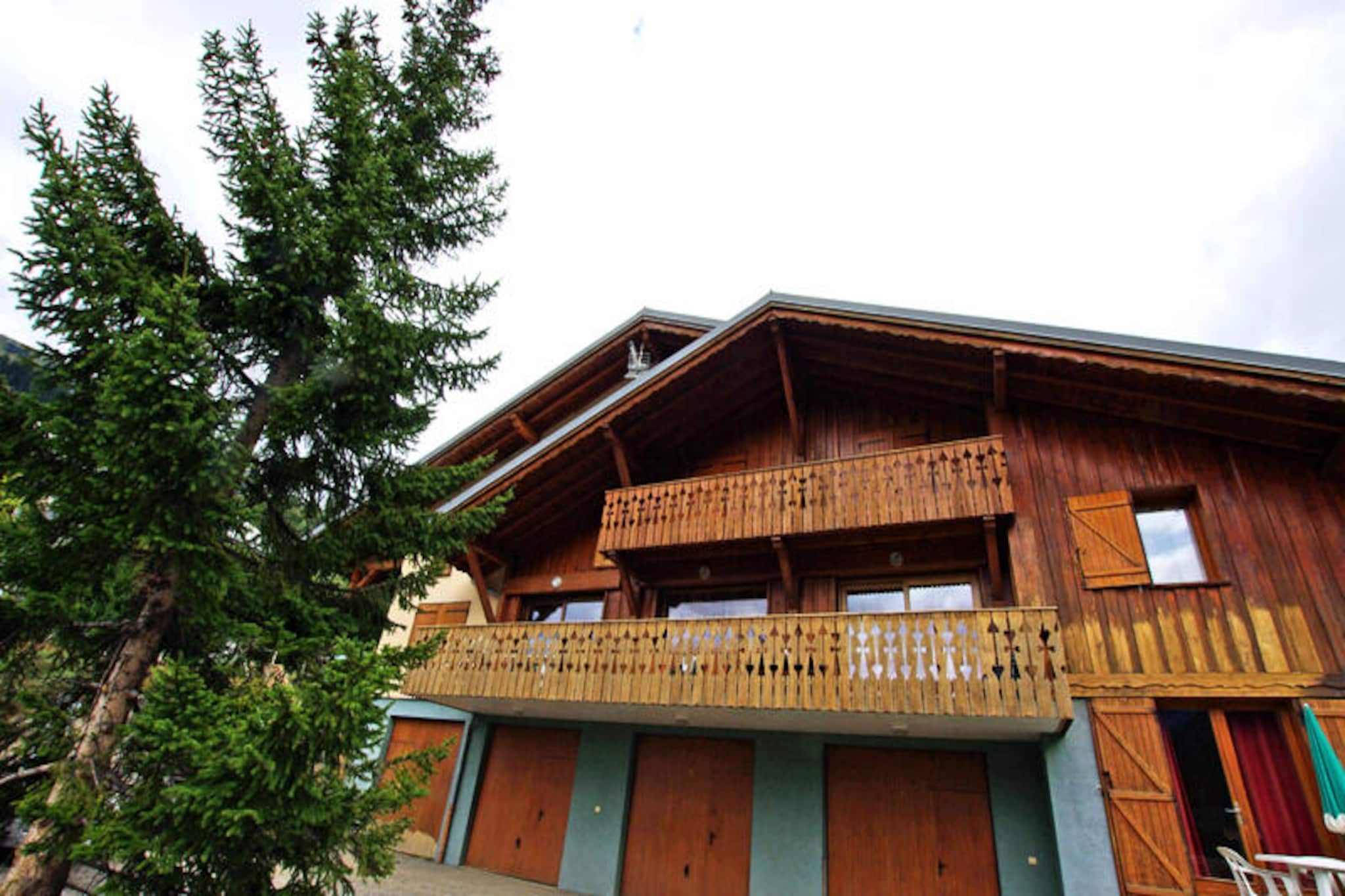 This spacious triplex apartment in a large independent chalet accommodates up to 12 guests, making it ideal for families or groups. The apartment features a private garage on the ground floor, with the main living areas on the first, second, and third floors. On the first floor, you'll find an open kitchen with modern appliances, a dining area, and a cozy living room with sofas and a television. A south-facing balcony allows you to enjoy the stunning mountain views. The apartment is non-smoking and does not allow pets.

Located about 500 meters from the village center, this residence offers easy access to shops, cafes, and restaurants, as well as the slopes. A free shuttle stop nearby during the winter season adds convenience for skiers. The residence provides a beautiful view of the surrounding mountains, ensuring a peaceful and scenic environment for relaxation after a day of activities.

The fully equipped kitchen includes a fridge with a freezer, oven, microwave, dishwasher, electric coffee maker, toaster, and kettle. The apartment also features 2 shower rooms, 3 toilets, and 6 comfortable bedrooms, including 4 double beds and 2 sets of bunk beds. Guests enjoy free Wi-Fi, bed linens, towels, and end-of-stay cleaning (excluding the kitchen). A baby bed and chair are available, and a deposit is required upon check-in.