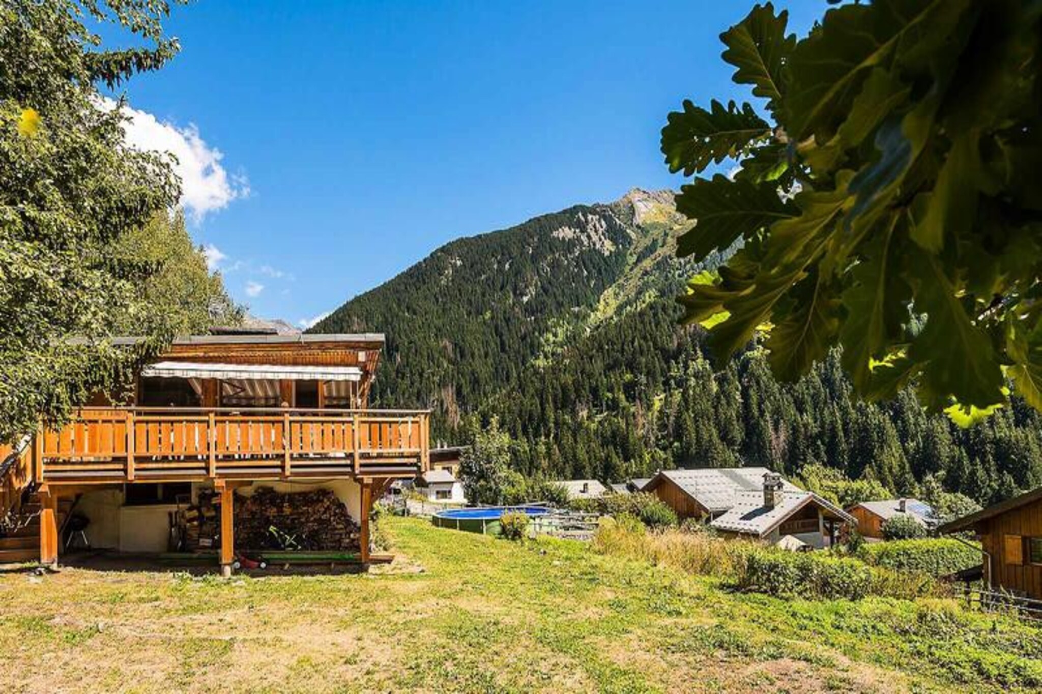 This spacious 5-room chalet can accommodate up to 10 people, with a variety of bedding options including double beds and single beds that can be combined into larger beds. The chalet is non-smoking, and pets are not allowed. A deposit of €2500 is required at check-in. It offers a large west-facing terrace with stunning mountain views, and ample private land surrounding the property, perfect for relaxing outdoors in a tranquil setting.
Located just 600 meters from the village center, the chalet offers easy access to local shops, cafes, and the cable car. Guests can enjoy the serene, wooded area surrounding the chalet, as well as the beautiful views of the mountains and Courchevel. This peaceful yet accessible location makes it an ideal base for exploring the area, whether you’re heading to the slopes or strolling through the village.
The chalet features a fully equipped kitchen with induction hobs, fridge/freezer, microwave, dishwasher, and a range of appliances including a Nespresso machine and raclette machine. The cozy dining and lounge area, complete with a wood stove, provides a welcoming space to unwind. Additional amenities include free Wi-Fi, baby kit, and end-of-stay cleaning (excluding the kitchen). Sheets, towels, and beds made upon arrival are also provided for a comfortable stay.