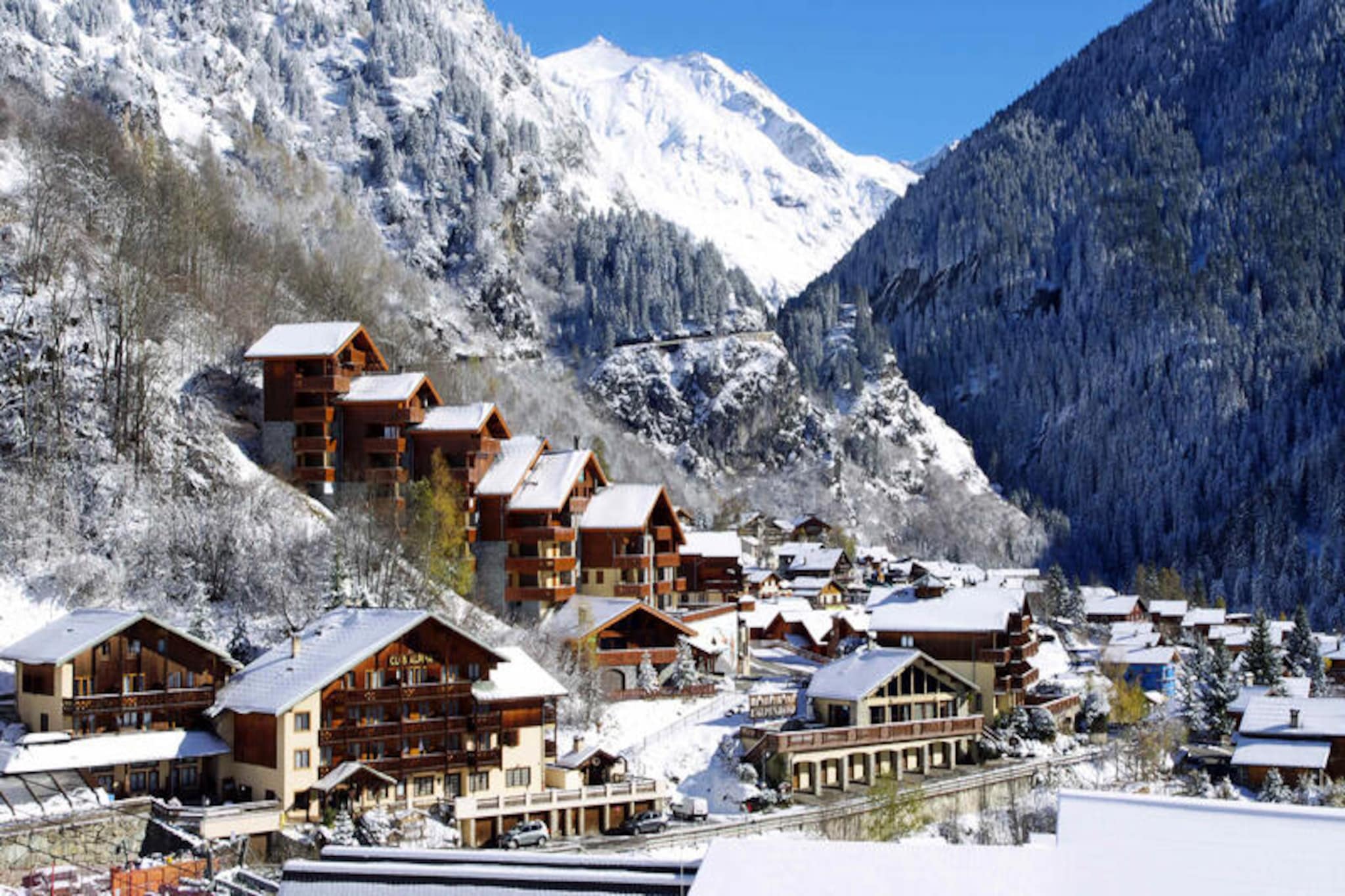 This spacious apartment is located in a beautiful residence, offering breathtaking views of the surrounding mountains. The property is designed to accommodate 6 to 7 guests with 3 cozy bedrooms, including one with a double bed and two others with bunk beds and additional sleeping arrangements. A comfortable living room, equipped with a TV, and a separate dining area add to the apartment's convenience. The residence is pet-free, and guests can enjoy the peace and comfort of a non-smoking environment.
Located just 150 meters from the gondola and ESF ski school, this apartment offers easy access to skiing activities. The village center, with its shops, cafיs, and restaurants, is only a short walk away, allowing guests to explore the local culture and enjoy the picturesque surroundings. The property is positioned to provide sunny, panoramic views, whether from its balcony or terrace, making it ideal for those seeking both convenience and relaxation.
The apartment is fully equipped with a modern kitchen, including essential appliances, and a bathroom with a washing machine. Additional features such as a ski locker and a separate toilet complete the setup, ensuring comfort and convenience during your stay. Bed linens, towels, and end-of-stay cleaning are included in the price, while extra services are available for a fee.