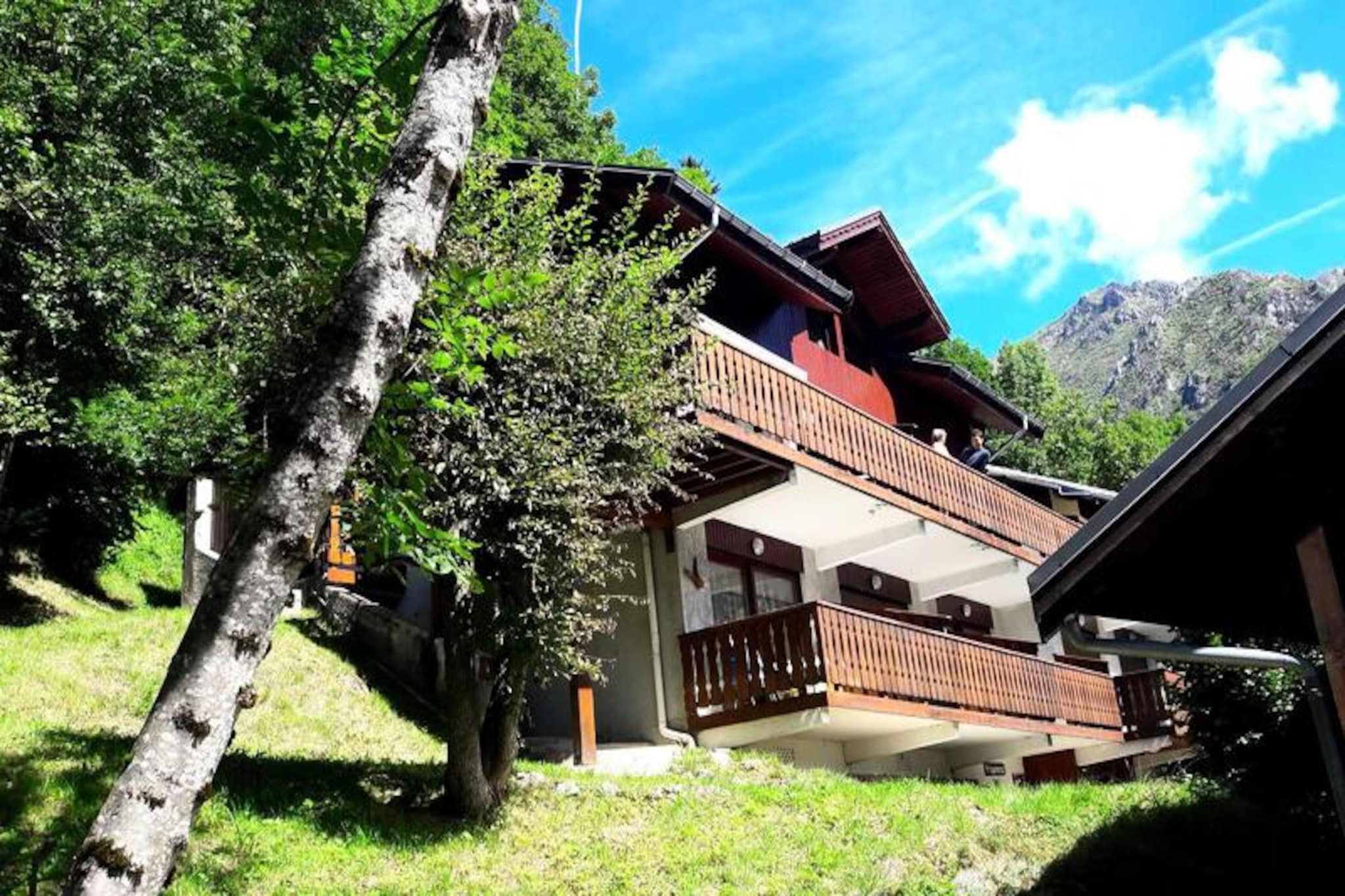 This charming duplex apartment, perfect for up to 6 people, offers a peaceful retreat in the heart of the mountains. The main level features a spacious living area with a dining area, kitchenette, and lounge area with a sofa that can convert into a bed. There are two bedrooms on the upper level, one with a double bed and the other with two bunk beds, a folding bed, and a pull-out bed. The apartment is pet-friendly with a supplement, and it is non-smoking. A balcony provides beautiful views of the Champagny le Haut valley.
Located just 200 meters from the center of Planchamp and a short 150-meter walk to the slopes and ESF, this apartment offers convenient access to skiing and local amenities. You’ll find shops, cafes, and restaurants nearby, ensuring everything you need is within reach. Enjoy the quiet surroundings as the residence is backed by the forest, making it an ideal spot for relaxation after a day of outdoor activities.
The apartment comes with a fully equipped kitchenette with an electric hob, fridge, dishwasher, oven, and microwave. The bathroom and toilet are separate for added convenience. For an additional fee, you can enjoy WiFi, rent baby equipment, or book end-of-stay cleaning. Ski lockers are available on the ground floor for storing your gear. The property also allows you to pair with a nearby studio for larger groups.