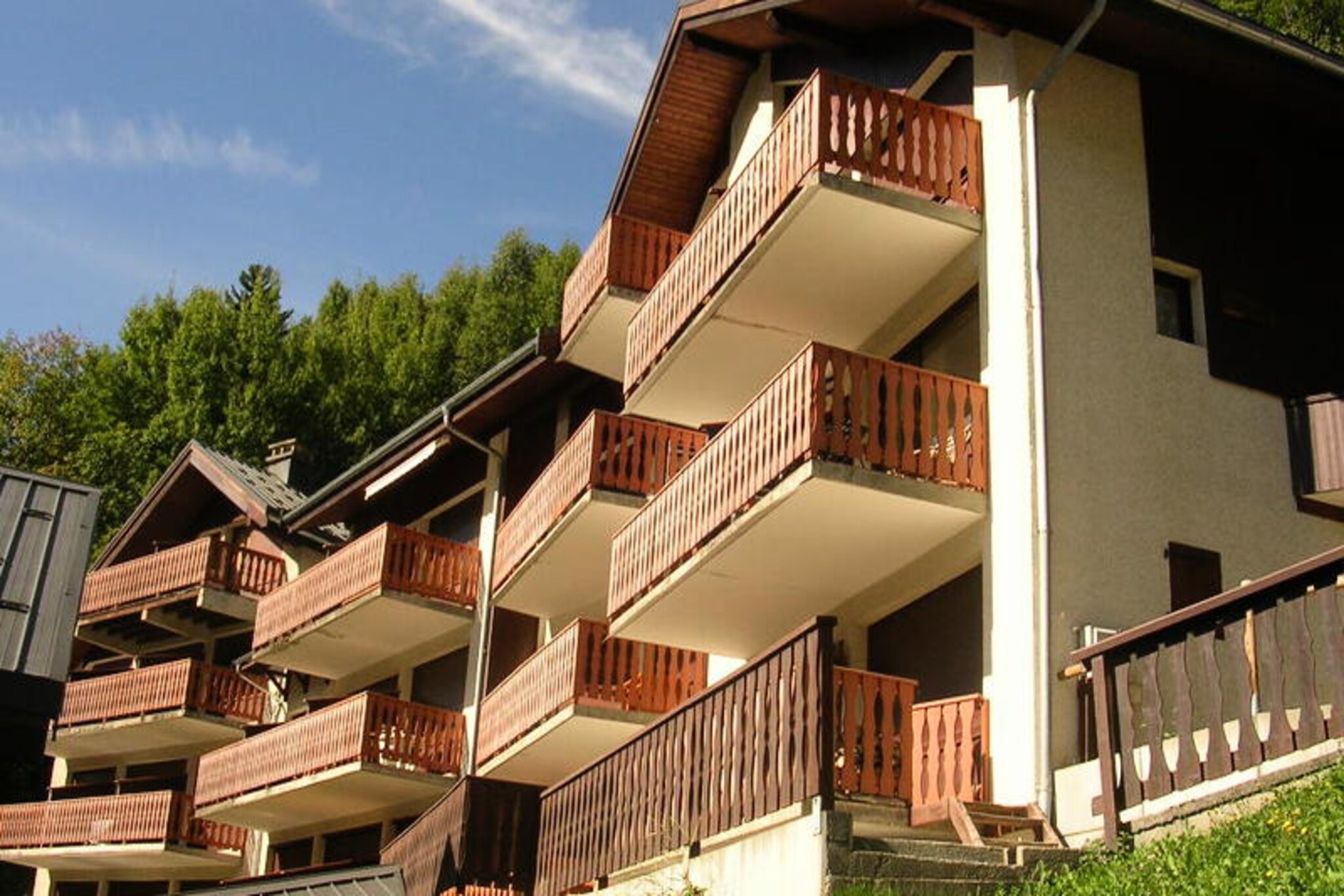 This cozy studio apartment in a peaceful mountainside location offers accommodation for up to 4 people. It features a mountain corner with bunk beds, a living area with a sofa bed for 2, and a bathroom with a bathtub. The studio is non-smoking and pets are not allowed. The apartment boasts a private balcony with a beautiful view of the village and mountains, and it comes with a ski locker for added convenience.
Situated in the "Hauts de Planchamp" district, this residence is ideally located at the foot of the slopes, just 100 meters from the gondola and ESF ski school. The village is only 150 meters away, offering access to local shops, cafes, and other services. The stunning surroundings provide a serene atmosphere for a relaxing holiday.
Inside, the apartment is equipped with a kitchenette featuring a microwave, oven, electric hob, fridge, and dishwasher. The dining area is perfect for enjoying meals, and additional amenities such as a television are provided for entertainment. Optional services, including Wi-Fi, baby equipment, and end-of-stay cleaning, are available for an extra charge.