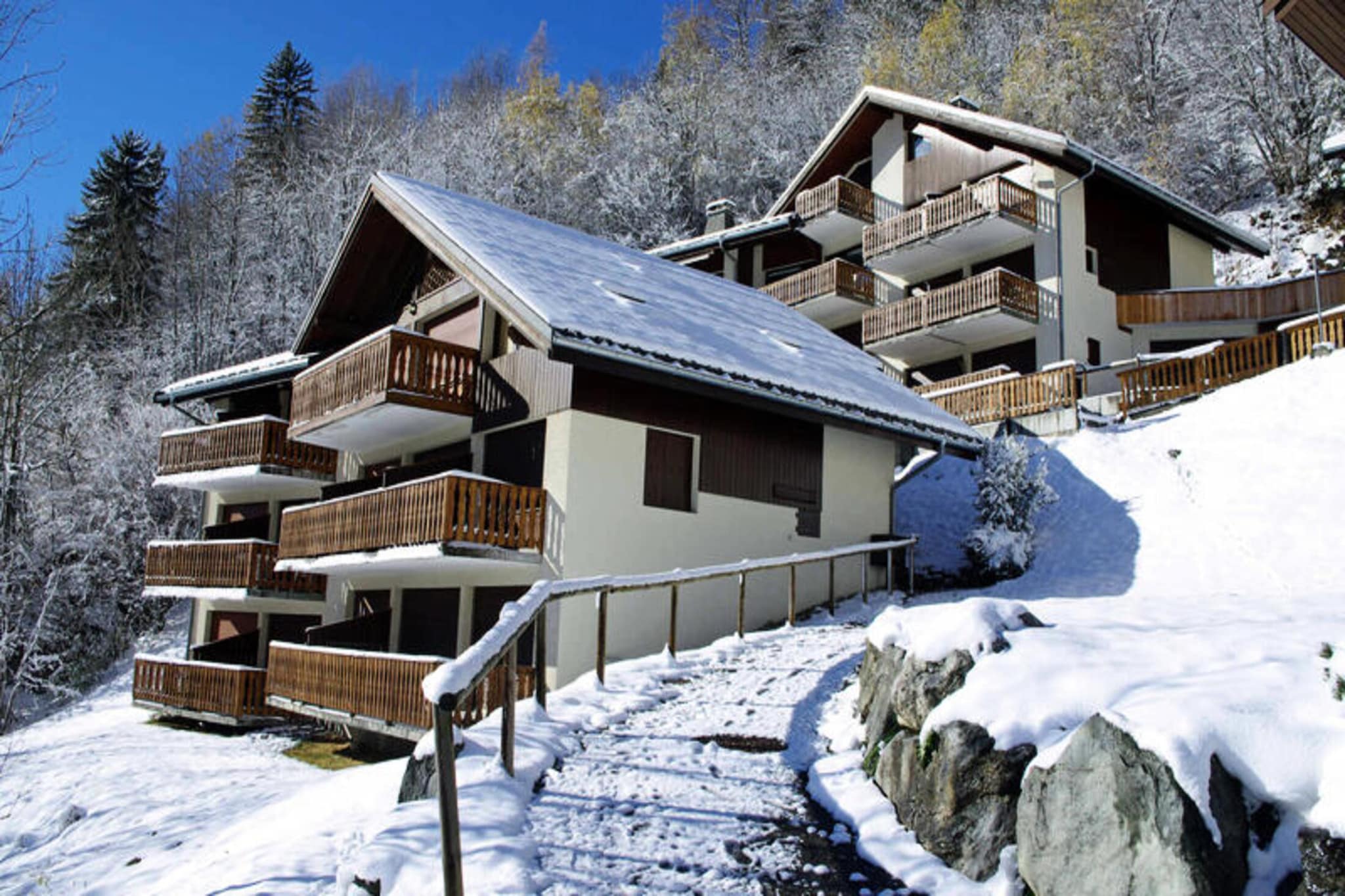 This cozy studio apartment is perfect for 3 people, offering a south-east facing balcony with an unobstructed view of the village and surrounding mountains. The apartment includes a low bed and an extra SNCF-style bed, as well as a sofa bed for 2 people in the living area. It is a non-smoking unit, and pets are not allowed. A deposit of €300 is required upon check-in.
Located at the foot of the slopes, the apartment is just 100 meters from the gondola departure and ESF, with shops only 150 meters away. The stunning views of the village and mountains provide a peaceful and scenic setting, while the convenient proximity to skiing and village amenities makes this an ideal base for exploring the area.
The apartment features a fully equipped kitchenette with a dishwasher, oven, electric hob, and fridge. The bathroom includes a bathtub and separate toilet. Additional services available for a fee include Wi-Fi, baby equipment, and end-of-stay cleaning. Sheets, towels, and bed linens are available for rental, ensuring a comfortable and convenient stay.