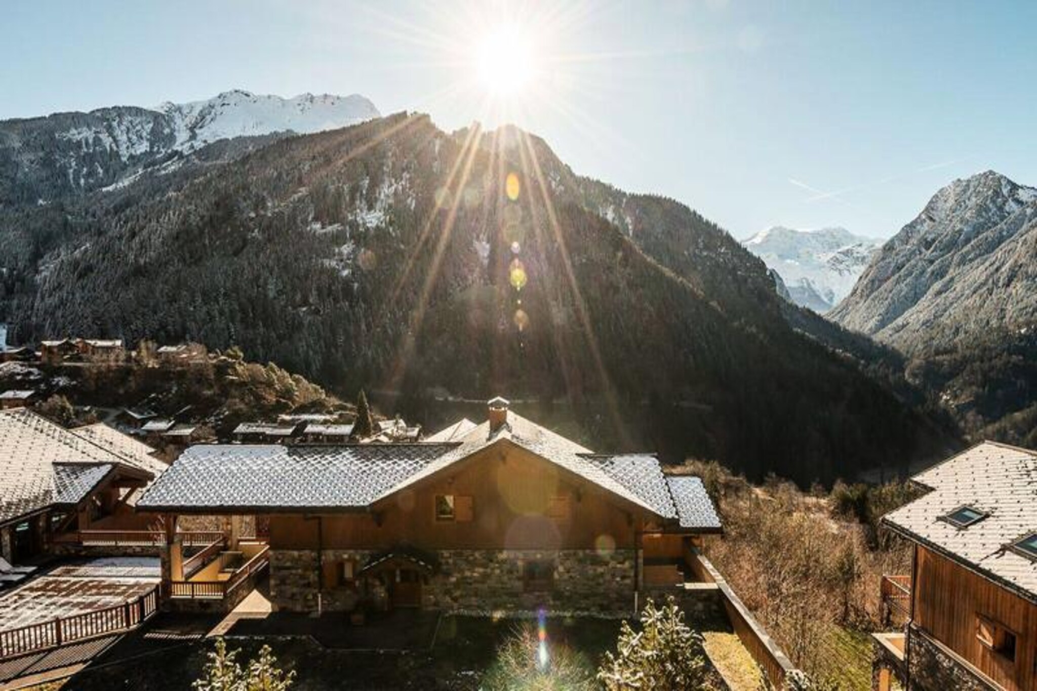 This newly built 3-room apartment in a 4-star residence combines modern comfort with stunning alpine charm. Designed for up to 7 guests, it features a living room with a convertible sofa bed, a master suite with a 160 cm double bed and en-suite bathroom, and a second bedroom with three single beds, including a bunk bed. A spacious 22.6 m² terrace with garden furniture and deckchairs provides breathtaking south-east views of the Pralognan valley and Champagny village. The property is non-smoking and does not allow pets, ensuring a serene and clean environment.
Ideally located, the residence offers convenient access to the ski resort via a free winter shuttle running every 8 minutes. Guests can enjoy nearby attractions, including local cafes, restaurants, and markets. Winter activities like skiing are at your doorstep, while summer visitors can explore hiking trails and the stunning Vanoise massif. The residence’s swimming pool, gym, and spa (seasonal) add extra luxury to your alpine getaway.
The apartment includes a fully equipped kitchen with induction hob, microwave, dishwasher, and specialty appliances like a raclette machine. Additional conveniences include a washer-dryer, heated ski locker, and covered parking. Essential services like Wi-Fi, bed linens, towels, and end-of-stay cleaning (excluding the kitchen) are included. A refundable €1,500 deposit ensures a worry-free stay.