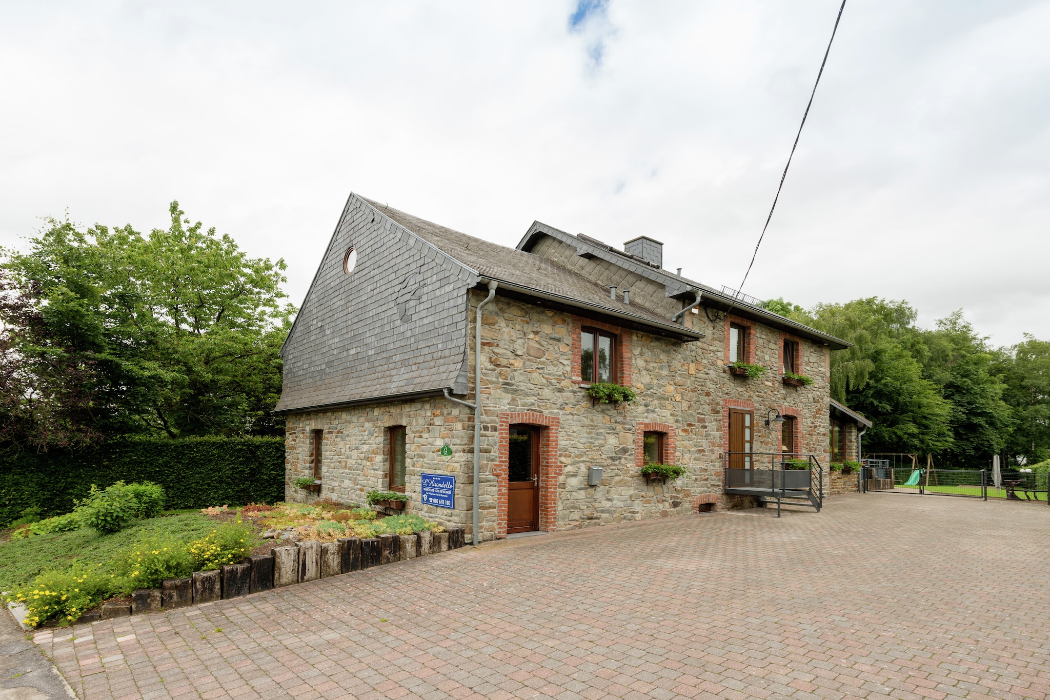 Hirondelle-Exterior summer