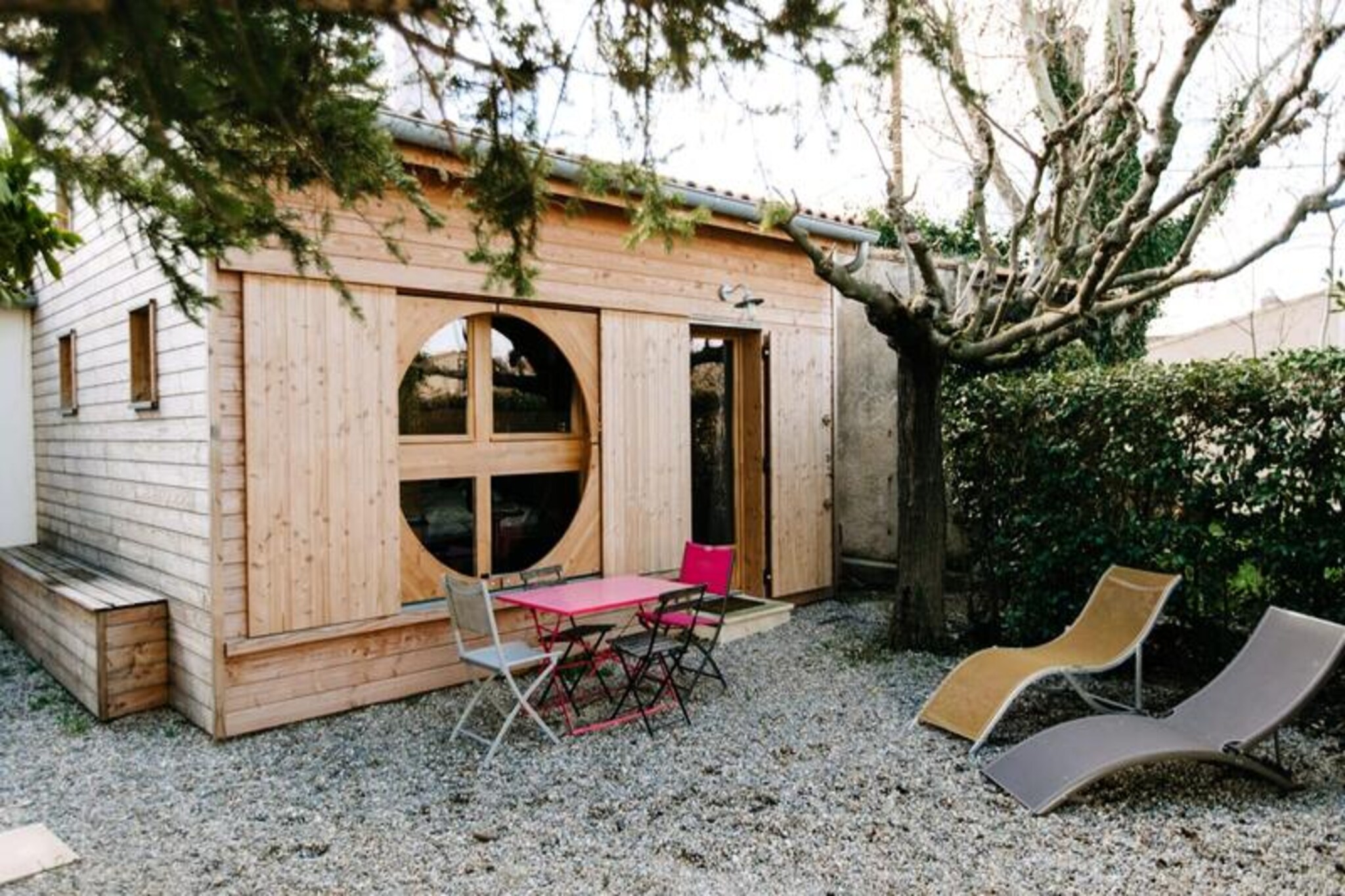 This cozy and charming tiny house offers a serene retreat for two guests in the heart of l’Isle-sur-la-Sorgue. Nestled in a quiet residence just minutes from the city center, it features a private entrance for complete privacy. The sleeping area upstairs provides a peaceful and intimate space, while a shaded outdoor corner beneath a majestic tree offers the perfect spot to relax, dine, or unwind with a book. A dedicated parking space is also available for your convenience. Pets are not permitted, ensuring a tranquil environment.

Located in an ideal spot for exploring Provence, this accommodation is a stone’s throw from restaurants, antique shops, and the famous Provençal market. The nearby river La Sorgue invites leisurely strolls or kayaking adventures. Within a short drive, guests can visit Fontaine-de-Vaucluse, the hilltop villages of the Luberon, or the Alpilles region. For wine enthusiasts and nature lovers, activities such as tastings, cycling routes, and hiking are readily accessible.

The tiny house includes a compact yet fully equipped kitchen with all essentials for meal preparation and a small counter for dining. The adjoining bathroom is both practical and inviting, offering a comfortable space to freshen up after a day of exploration. Thoughtfully designed to combine modern amenities with authentic Provençal charm, this residence ensures a relaxing and memorable stay.