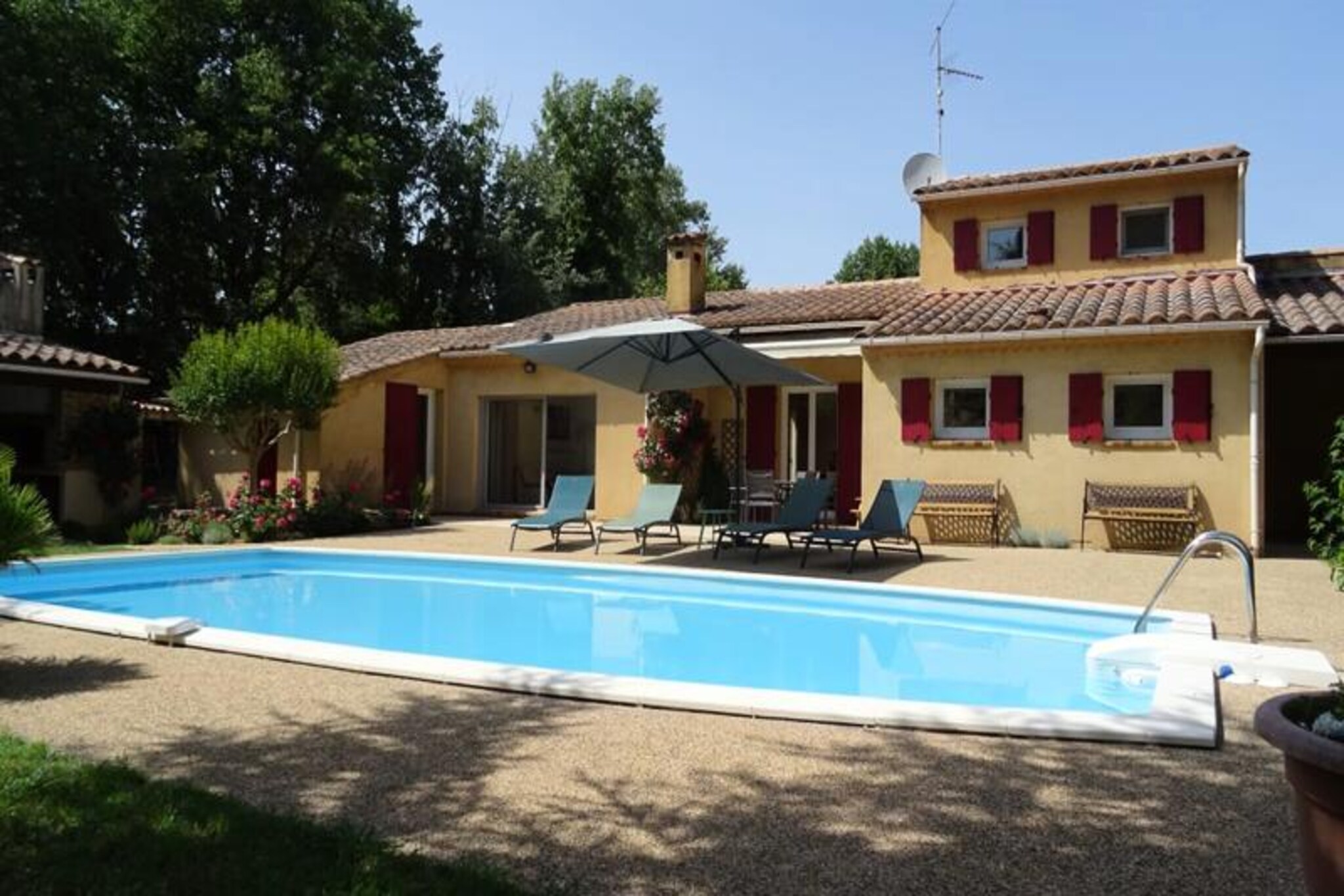 This charming holiday home offers a tranquil retreat with thoughtful amenities for a comfortable stay. It features spacious bedrooms, including double and single beds with fresh linens, and is ideal for families or small groups. The property is non-smoking and does not allow pets, ensuring a clean and allergen-free environment. Guests can enjoy complimentary Wi-Fi, air conditioning, and a cozy living area equipped with a flat-screen TV, making it perfect for relaxing after a day of exploring. Parking is conveniently available on-site.  

Located just 500 meters from the local market and 300 meters from a delightful café, this property provides easy access to nearby attractions. Nature enthusiasts will appreciate the scenic park only 1.2 kilometers away, ideal for walking and enjoying the outdoors. Popular landmarks, restaurants, and cultural sites are within a short drive, offering a rich and varied experience for all travelers.  

The holiday home boasts a fully equipped kitchen with a refrigerator, microwave, oven, and stovetop, making it easy to prepare meals during your stay. The private washroom comes with complimentary toiletries and fresh towels, ensuring a comfortable and hassle-free experience. Additional conveniences include a washing machine, iron, and a spacious dining area for shared meals.