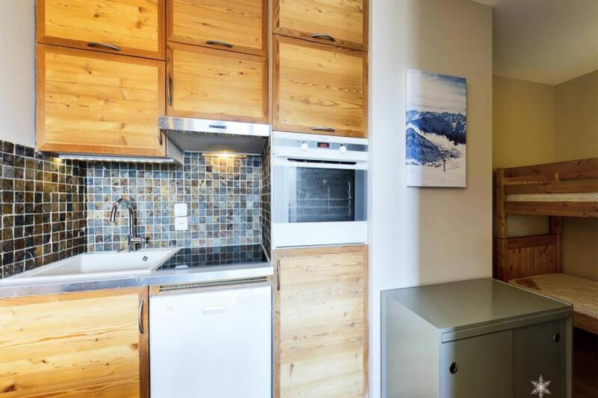 This ski-in/ski-out apartment, located in the Chavonnes Hautes district, offers a comfortable stay for up to 6-8 people, with a maximum of 4 adults. The 46m² apartment features a well-designed living space, including a bedroom with a 160x200cm double bed, a cabin area with two bunk beds, and a convertible sofa in the living room. The apartment is pet-free and includes essential amenities such as a washing machine, TV, and hairdryer. The apartment is located on the first floor of a fully renovated building, with two balconies facing south and west, offering plenty of natural light.
The property is conveniently located just 150 meters from the daycare and 250 meters from local shops. Guests can easily access the slopes, making it ideal for skiing enthusiasts. The neighborhood offers a variety of attractions, including nearby cafes, restaurants, and shops for convenience. Whether you're hitting the slopes or exploring the town, the location is perfect for both winter sports and local experiences.
The apartment comes with a fully equipped kitchen, including an induction hob, oven, microwave, dishwasher, and freezer, perfect for self-catering. The bathroom and separate shower room with WC provide added convenience. Additionally, guests can enjoy collective Wi-Fi throughout the residence and benefit from a basement parking space for easy access to the property.