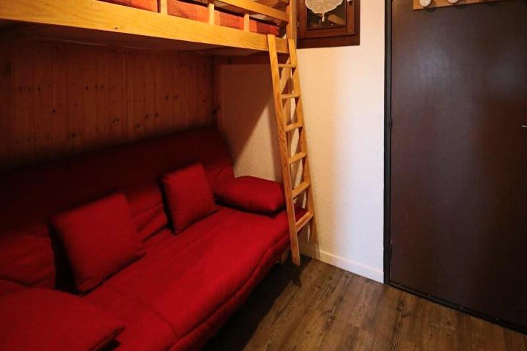 This cozy studio cabin, located in a residence with 115 apartments and an elevator, accommodates up to 5 people. The living area includes a double convertible sofa and a single folding bed, while the alcove provides 2 bunk beds for additional sleeping space. The property is pet-free and includes modern amenities such as a flat-screen TV and heating. Guests also benefit from a basement parking space included in the rental, ensuring convenience and ease of access.

Situated just 200 meters from local shops and only 50 meters from the childcare center, this apartment is ideally located for both families and groups. The slopes are right at the foot of the residence, offering excellent ski-in, ski-out access. Guests can explore nearby cafes, markets, and the lively atmosphere of the area, making it a perfect spot to unwind after a day on the slopes.

The apartment features a fully equipped kitchenette with 3 electric hotplates, a refrigerator, and a microwave oven, allowing guests to prepare simple meals. The bathroom is functional with a separate toilet for added convenience. A south-facing balcony offers a pleasant space to relax and enjoy the surroundings. End-of-stay cleaning, sheets, and towels are available for an extra fee.
