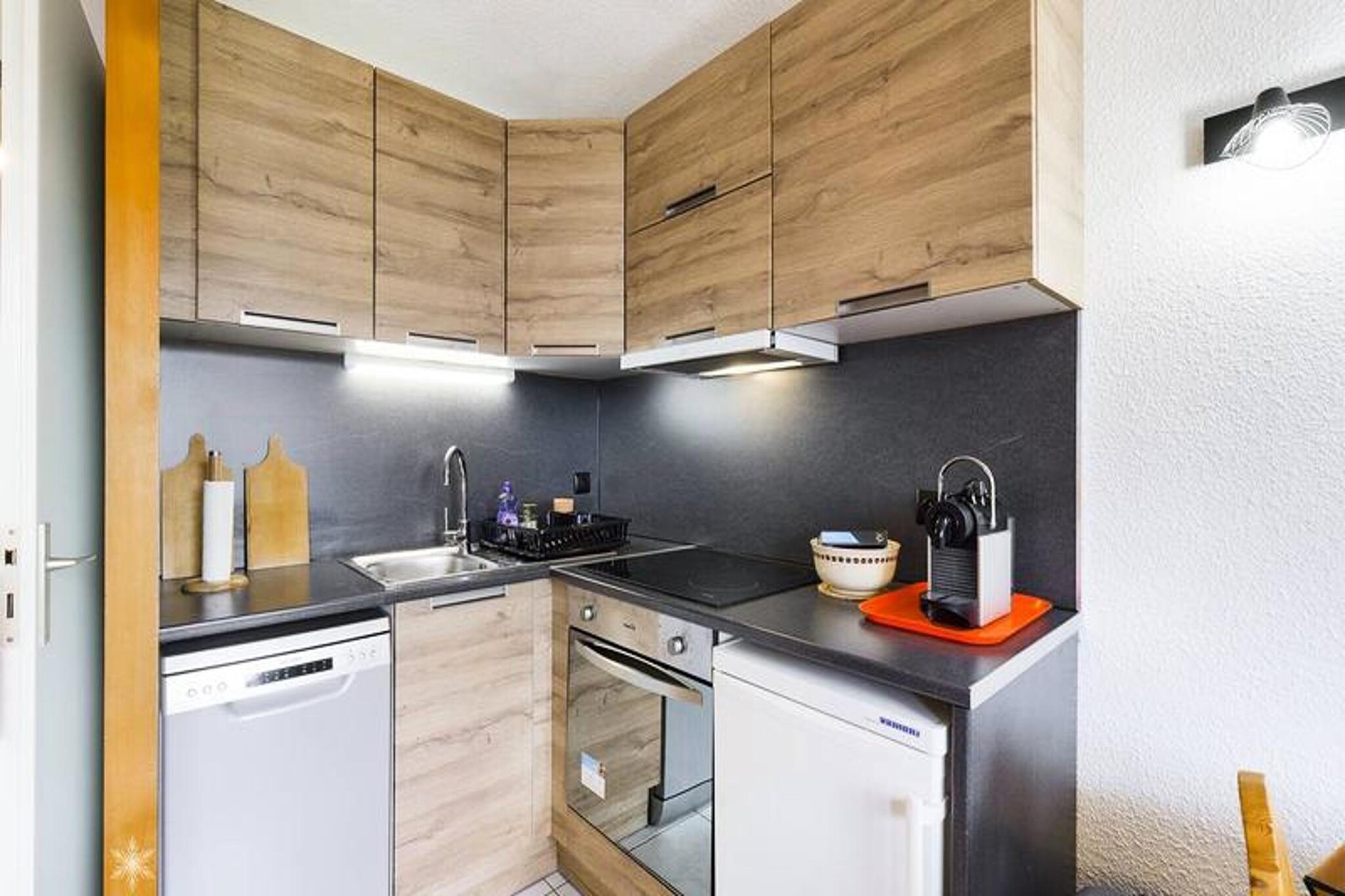 This cozy studio cabin, located in the Residence LES BOUQUETINS B, offers comfortable accommodation for up to 5 guests. Positioned on the 3rd floor of a residence with an elevator, it features an alcove with a single folding bed and two bunk beds, as well as a living room with a Clic-Clac sofa for two. The south-facing balcony provides lovely natural light and scenic views. While pets are not allowed, guests will appreciate amenities like a flat-screen TV and an included basement parking space. End-of-stay cleaning, sheets, and towels are not included but can be arranged for an additional fee.

The property is perfectly situated just a few meters from the slopes, ideal for skiing enthusiasts, and only 200 meters from local shops, offering convenience for daily needs and leisurely browsing. Families will appreciate the proximity to a childcare center just 50 meters away. Whether exploring charming cafיs, lively markets, or enjoying outdoor activities, the location ensures easy access to the best the area has to offer.

The studio includes a practical kitchenette equipped with an electric hob, refrigerator, oven, and microwave, making meal preparation effortless. Additional features include a bathroom and a separate toilet, ensuring convenience for guests. With heating for colder months and a sunny balcony to relax after active days, this studio cabin is an excellent choice for a delightful mountain escape.