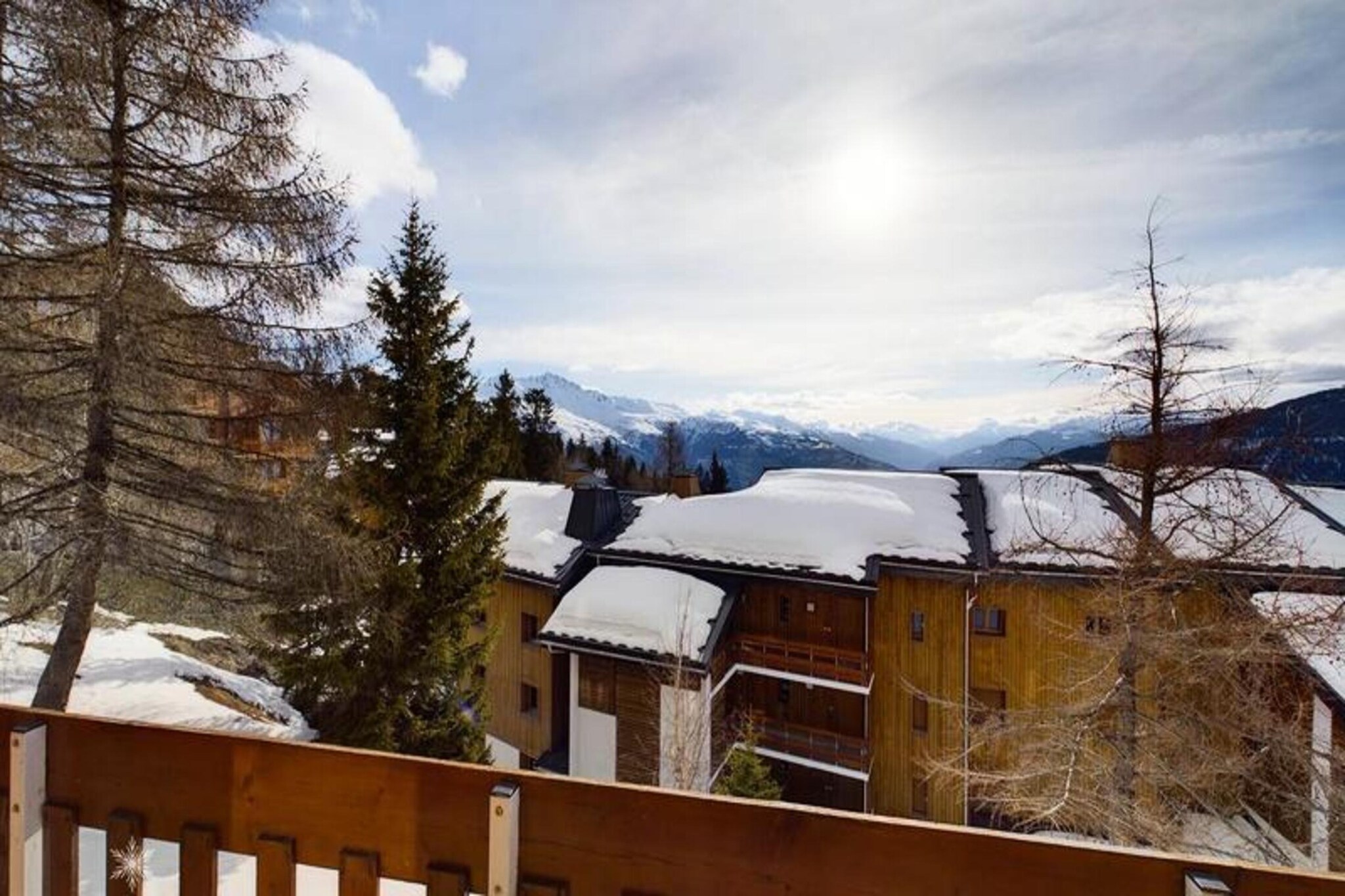 This 29m² studio cabin, classified 1*, accommodates up to six guests. Located on the first floor (two levels below the main entrance) of a quiet residence without an elevator, it features a south-west facing balcony with a lovely view. While pet policies aren't specified, it's best to inquire directly.

Situated in the center of the resort, this holiday home offers convenient access to shops and is just 200m from the ski lifts. This central location makes it easy to enjoy the resort's amenities and winter sports activities.

The apartment has been recently updated for winter 2022-2023 with fresh paint and new laminate parquet flooring. It includes an entrance area with two bunk beds, a cabin with two more bunk beds, and a living room with a convertible sofa bed for two people. The kitchenette is equipped with two electric hotplates, a mini oven, a refrigerator, a dishwasher, and an extractor hood. A bathroom and a separate toilet complete the amenities. End-of-stay cleaning, sheets, and towels are not included in the rental price and are available for an additional fee paid on-site.