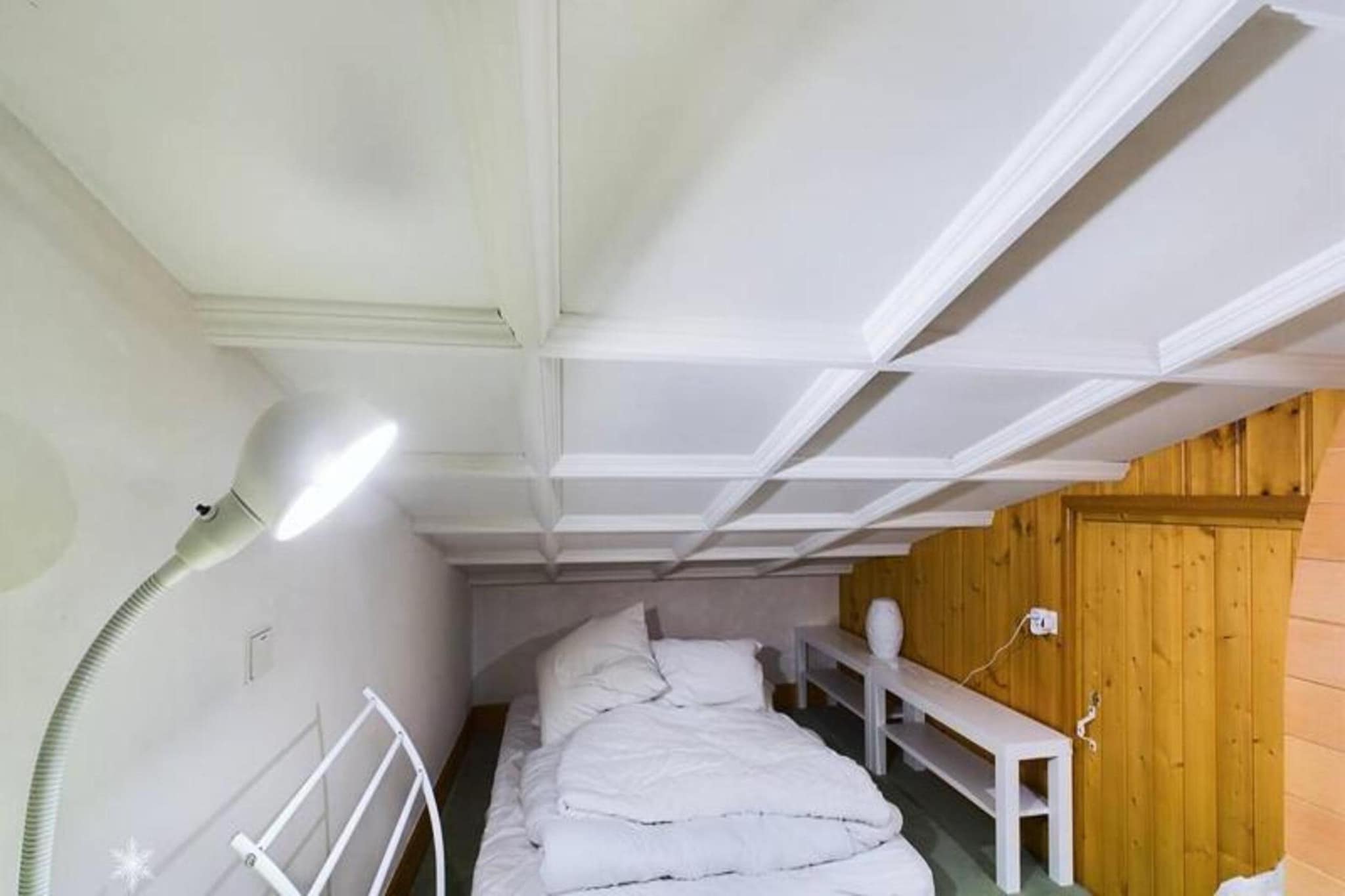 This spacious 4-room apartment with a mezzanine is perfect for families or groups of up to 6 adults. It includes 3 bedrooms, with 2 double beds (140 cm) and 2 single beds, offering comfortable sleeping arrangements. The living room features a sofa and TV, while the mezzanine provides an additional convertible sofa for 2 people and another TV. The apartment is located on level -2 with an elevator and provides free WiFi.

The residence is ideally located in the heart of the resort center, just 150 meters from the ski lifts, offering direct access to the slopes. It is also situated within a building that houses a variety of services, including a bakery, pharmacy, supermarket, sports store, bookstore, fitness center, and cinema. This central location allows guests to easily explore and enjoy the surrounding area.

The apartment is well-equipped with a kitchen featuring a halogen hob, washing machine, microwave, oven, dishwasher, and refrigerator. It also offers 2 bathrooms, one with a bath and shower, and a separate toilet. The large south-facing balcony provides a panoramic view, and the apartment includes a ski locker and an underground parking space.