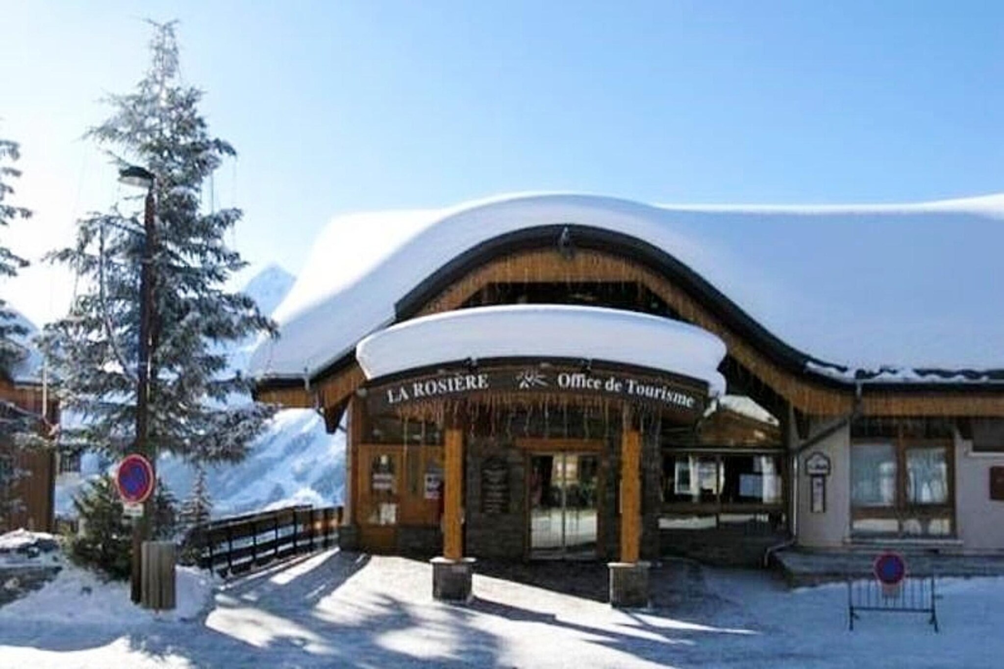 This cozy 26 m² chalet-style studio, located in the Residence La Louie Blanche, offers a welcoming retreat for up to four guests. The apartment features two double convertible sofas in the living area, perfect for a restful sleep after a day of exploration. A TV is provided for your entertainment, and the south-facing balcony offers breathtaking views of the Tarentaise Valley. The property includes a spacious bathroom, a separate toilet, and ample storage. Please note that pets are not allowed, and end-of-stay cleaning, linens, and towels are available for an additional fee.  

Situated in the heart of the resort, this accommodation is ideally located near the tourist office and opposite the shopping center. The ski lifts and Galopins daycare are just 150 meters away, making it a perfect base for ski enthusiasts and families alike. Guests will enjoy the convenience of nearby shops, restaurants, and cafes, as well as easy access to local attractions, creating a vibrant and lively atmosphere.  

The studio includes a newly renovated, fully equipped kitchen with two electric hotplates, a refrigerator, a mini oven, and a microwave, allowing you to prepare meals at your leisure. Heating ensures a cozy stay during colder months, and the south-facing balcony provides a serene spot to unwind. Whether you're here for skiing or exploring the area, this studio offers comfort and convenience in an unbeatable location.