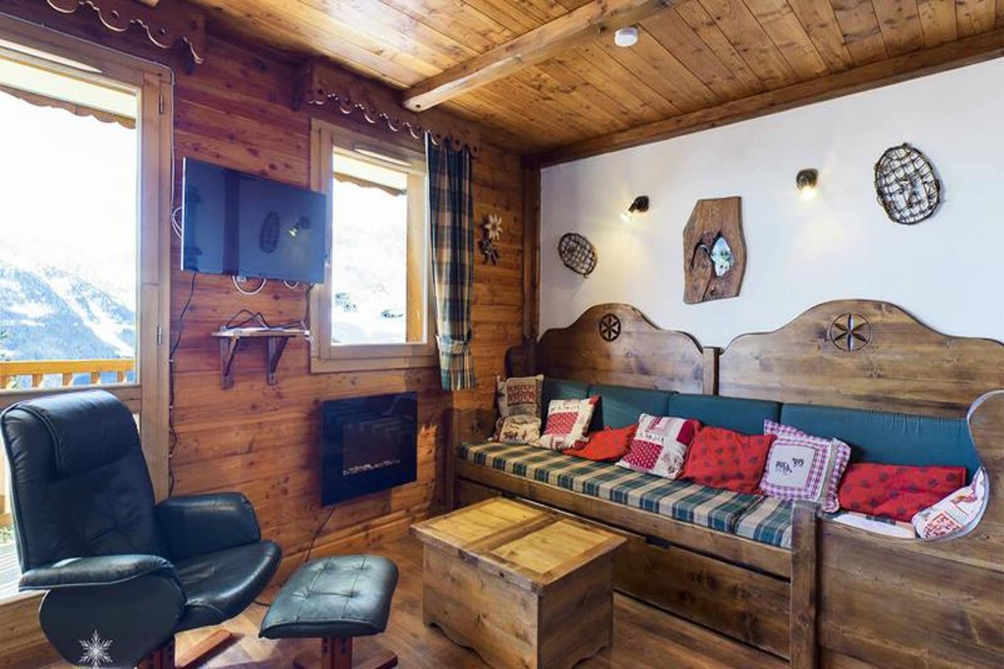 This cozy apartment is located in a well-positioned residence, offering a comfortable stay for up to 5 people. The apartment features a spacious living room with a sofa and pull-out bed, perfect for relaxing after a day of adventure. The bedroom includes a large double bed, while a separate cabin offers two bunk beds. The property is non-smoking and pet-free, ensuring a peaceful environment for all guests. 

Situated in the heart of the resort, the apartment is only 150 meters from the ski lifts, providing easy access to the slopes. Additionally, the daycare center is just 80 meters away, making it an ideal choice for families. The property is surrounded by shops and restaurants, allowing guests to explore local cafיs, markets, and eateries at their leisure, all within walking distance.

The apartment includes a fully equipped kitchen with a ceramic hob, fridge, dishwasher, and microwave. The bathroom features a bathtub and a washing machine for added convenience. For storage, there is a ski locker, and guests can enjoy the benefit of a parking space in the basement. Please note that end-of-stay cleaning, sheets, and towels are available for an additional fee.