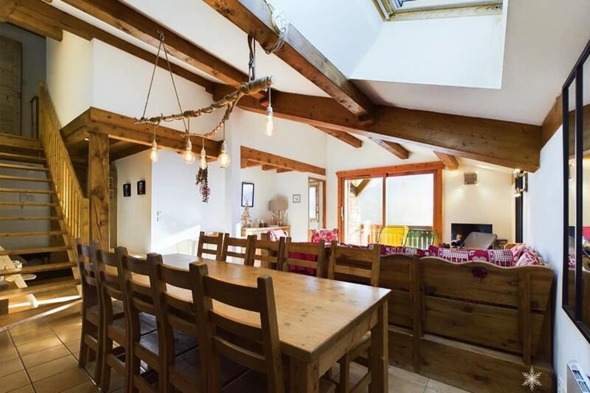 This spacious 5-room apartment, located in a recently built Savoyard chalet, offers 121m² of comfort for up to 10 guests. The property features four cozy bedrooms, including two with double beds and en-suite bathrooms, one with a double and a single bed, and a fourth with three single beds. The living area includes a large 30m² living room with a kitchen, complete with modern amenities such as a dishwasher, oven, ceramic hob, and refrigerator. The apartment is pet-friendly, making it ideal for families or groups traveling with pets. 

Situated just 150m from the ski lifts and nearby shops, this apartment offers an unbeatable location for skiing enthusiasts. Guests will also find a variety of cafes and restaurants within easy reach, where they can enjoy delicious meals after a day on the slopes. For those who prefer shopping or need supplies, local markets and stores are just a short walk away, ensuring all your needs are conveniently met during your stay.

The apartment comes with additional amenities to ensure a comfortable stay, including a ski locker and two parking spaces in the basement. The south-facing balcony provides a stunning view of the valley, perfect for enjoying the scenery. A washing machine is available for convenience, and the apartment includes a separate WC upstairs. Please note that sheets, towels, and end-of-stay cleaning are not included but can be arranged for an additional charge.