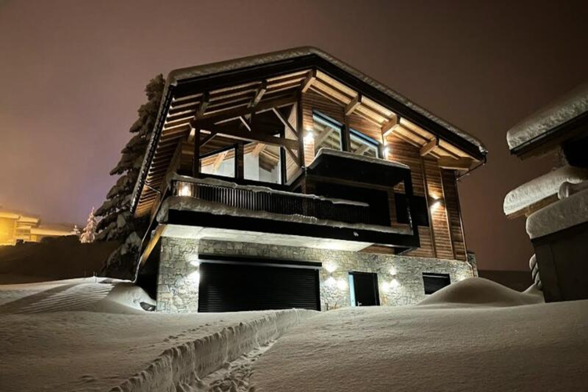 Chalet in Gollet with Pool and Mountain Views