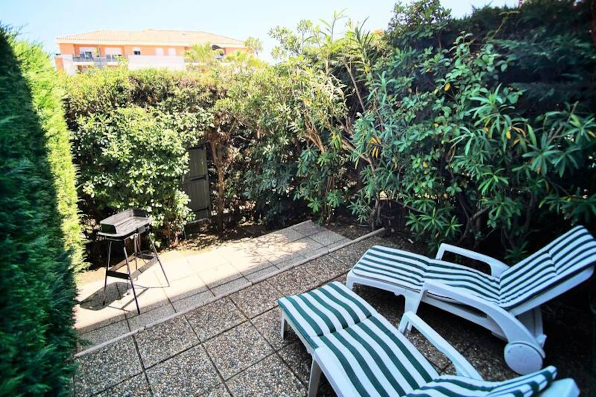 This charming T2 apartment, situated in a residence with access to a garden swimming pool, is perfect for families or small groups. It features a bedroom with a double bed (140 cm) and a separate sleeping area with 2 bunk beds (90 cm), designed for children over 6 years old. The apartment is non-smoking and does not accommodate pets, ensuring a peaceful stay. Private parking is available for guests.

Ideally located, the property offers easy access to local attractions and amenities. The nearby swimming pool is perfect for relaxation, and the surrounding area offers beautiful views and tranquil walks. Guests can enjoy nearby cafes, restaurants, and markets, with the area offering a perfect blend of relaxation and exploration.

The apartment is equipped with all essential amenities for a comfortable stay. The kitchen includes hobs, an extractor hood, a multifunction oven, a fridge, freezer, coffee maker, and kettle, as well as an electric barbecue and plancha for outdoor cooking. The living room is air-conditioned and features a TV and washing machine. The bathroom is well-appointed with a separate shower room and WC. Enjoy the garden furniture and deckchairs, perfect for outdoor relaxation.